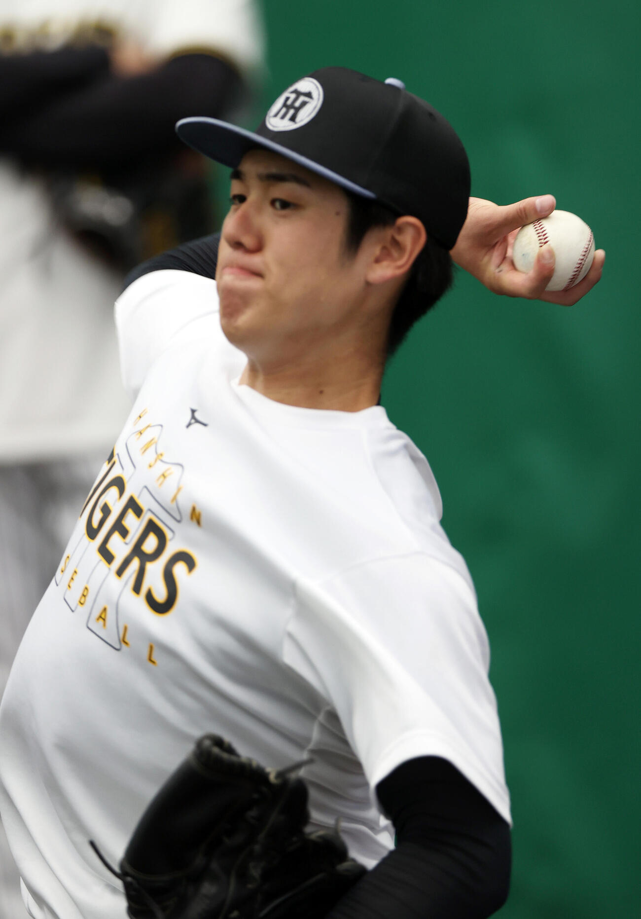おかわりブルペンで変化球試す阪神石黒（撮影・上山淳一）