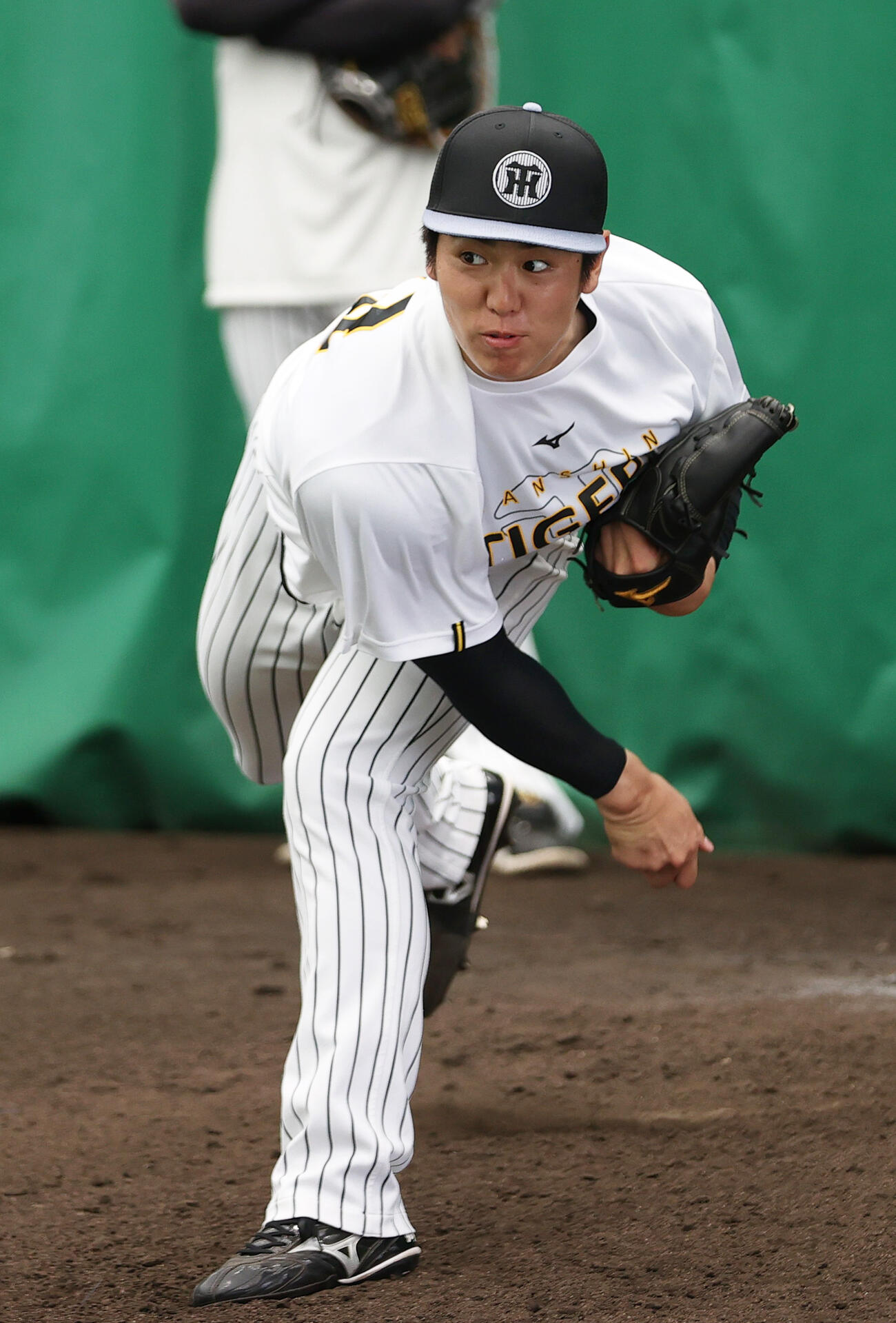 おかわりブルペンで投球する阪神石黒（撮影・上山淳一）