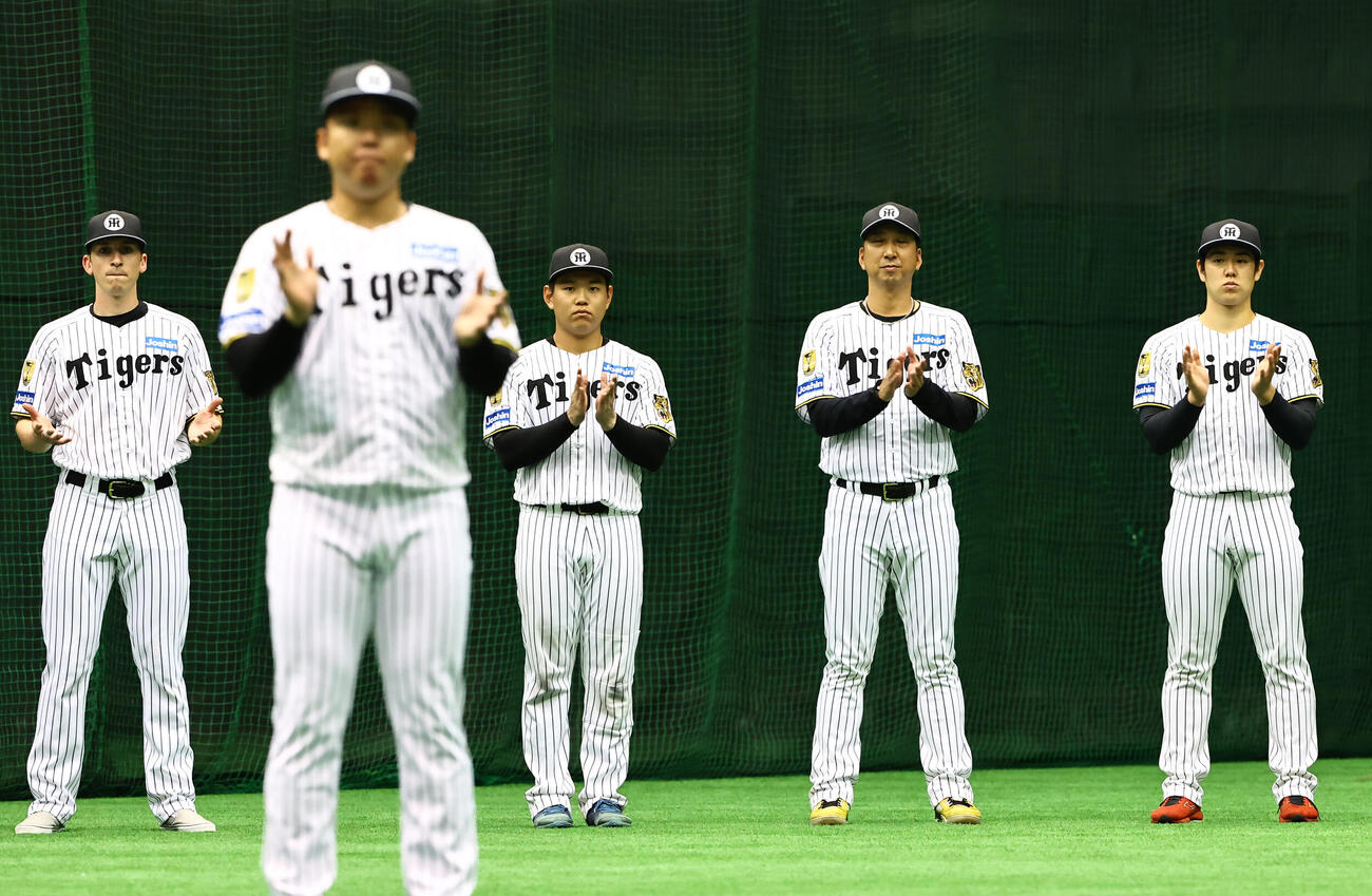 一丁締めでキャンプを終える右から石黒、藤川監督、嶋村、村上、ディベイニー（撮影・上田博志）