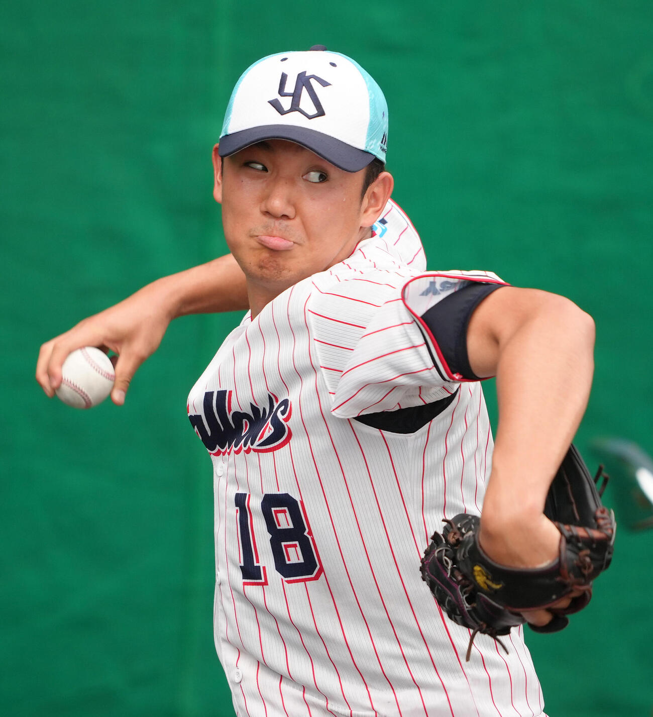 ブルペン投球するヤクルト奥川（撮影・足立雅史）