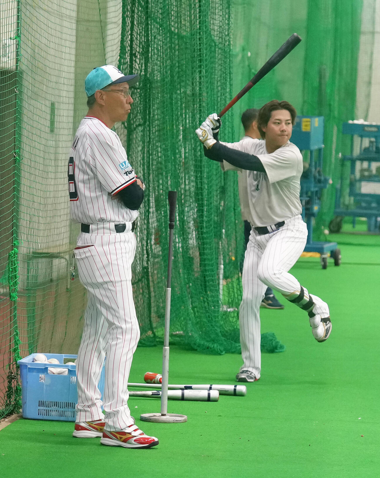 ヤクルト赤羽（右）の練習を見つめる池山監督（撮影・足立雅史）
