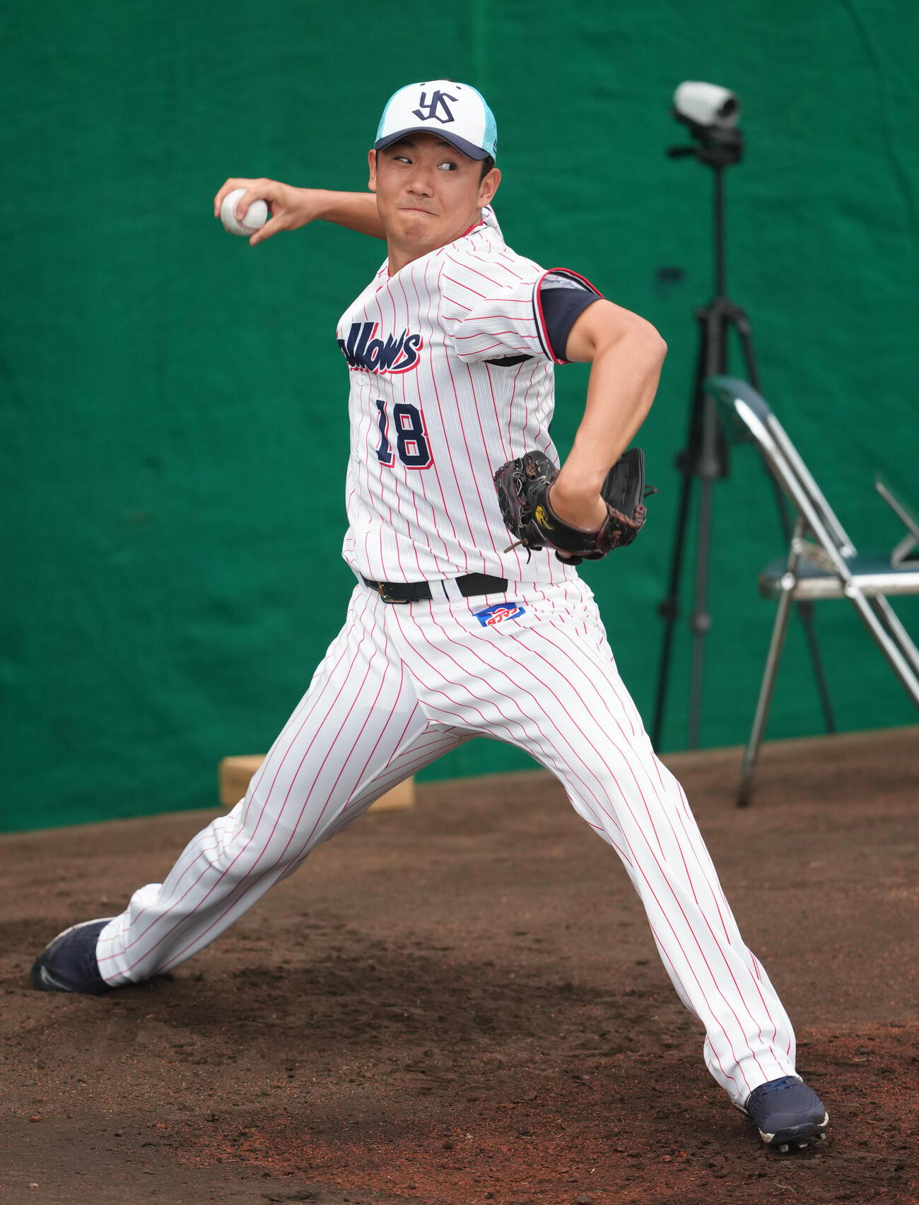 ブルペン投球するヤクルト奥川（撮影・足立雅史）