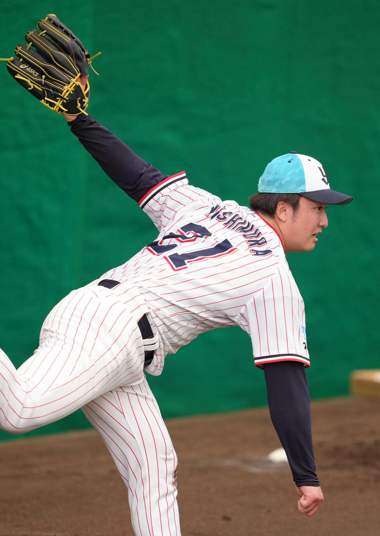ブルペン投球するヤクルト吉村（撮影・足立雅史）
