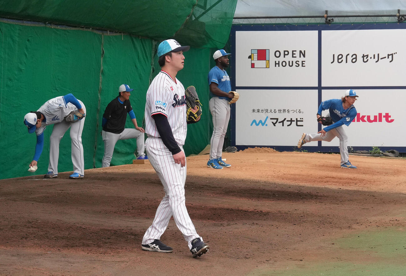 ヤクルト吉村（左から3人目）と、並んで投球する日本ハム細野（右端）ら（撮影・足立雅史）