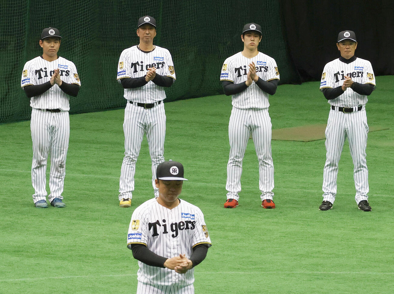 阪神村上選手会長（手前）の発声で一丁締めを行う、左から嶋村、藤川監督、石黒、和田ヘッドコーチ（撮影・上山淳一）