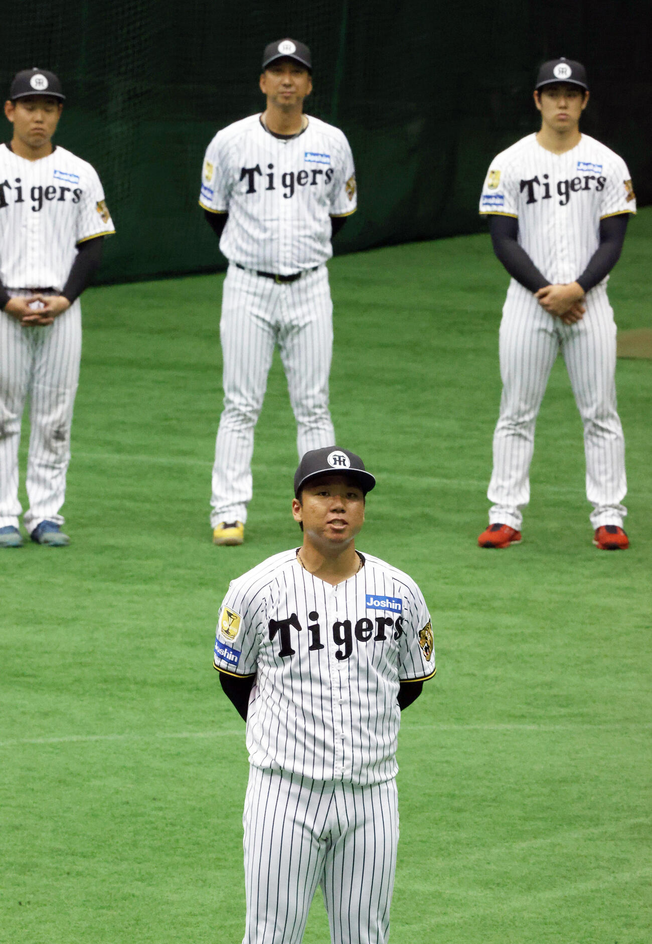 宜野座キャンプを打ち上げあいさつする阪神村上選手会長（手前）。後方左から嶋村、藤川監督、石黒（撮影・上山淳一）