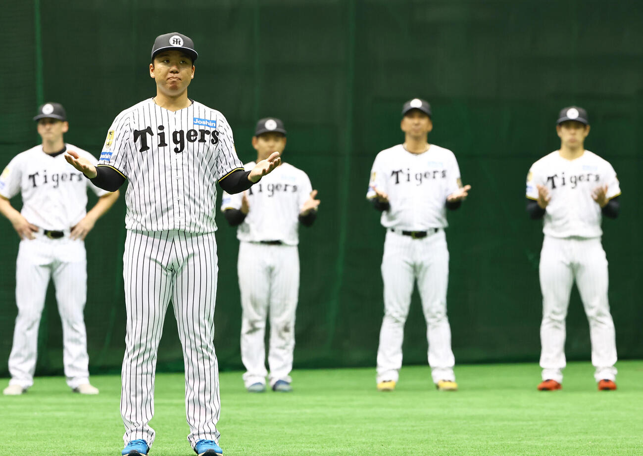 村上（左から2人目）の一丁締めでキャンプを終える阪神ナイン（撮影・上田博志）