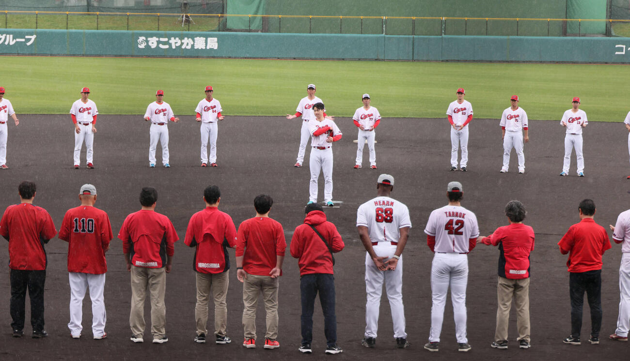 沖縄キャンプを手締めで打ち上げる広島新井監督（中央後方）。中央は島内選手会長（撮影・加藤孝規）