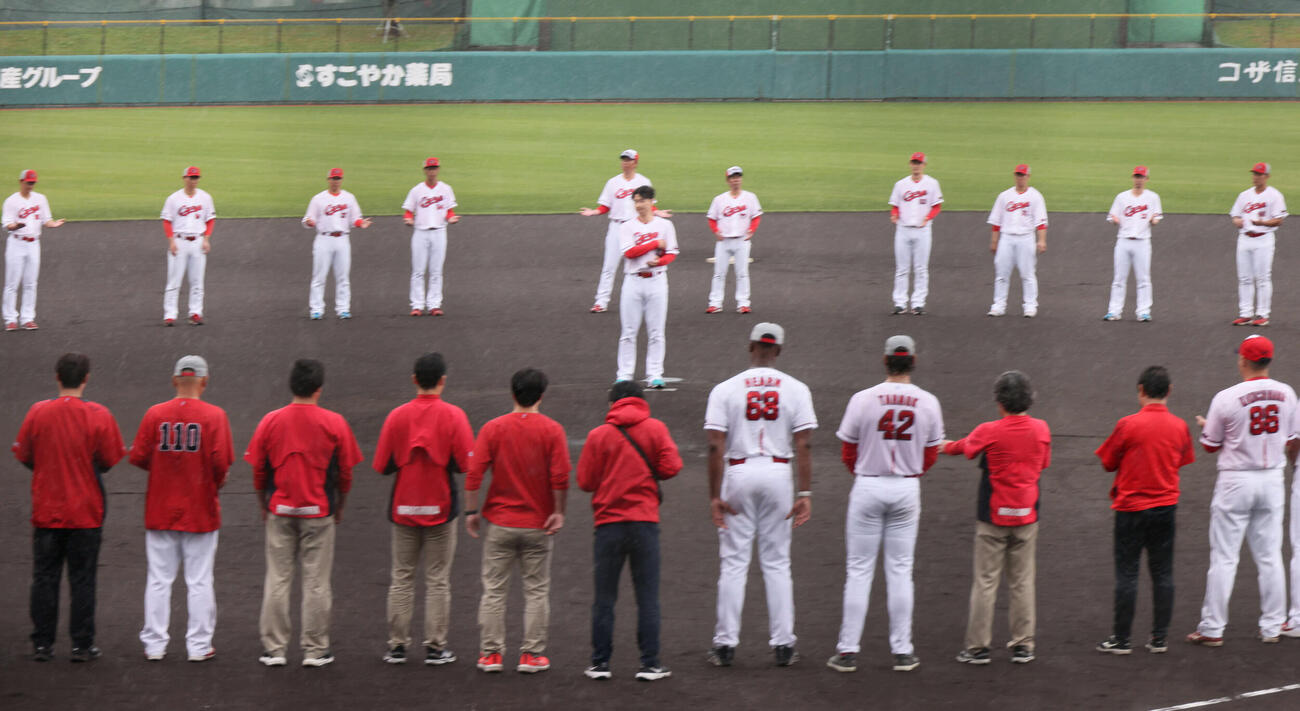 沖縄キャンプを手締めで打ち上げる広島新井監督（中央後方）。中央は島内選手会長（撮影・加藤孝規）