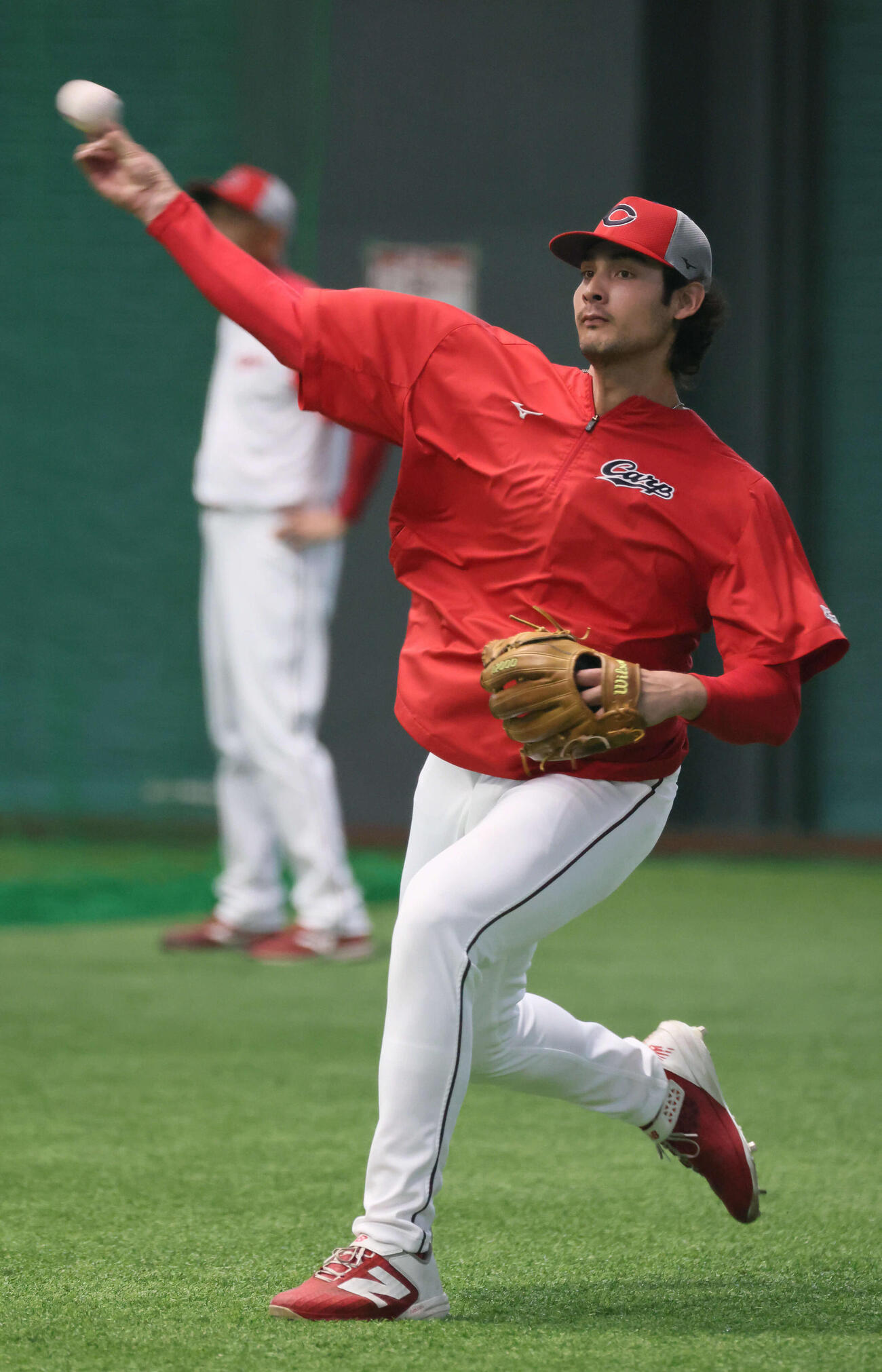 キャッチボールをする広島ターノック（撮影・加藤孝規）