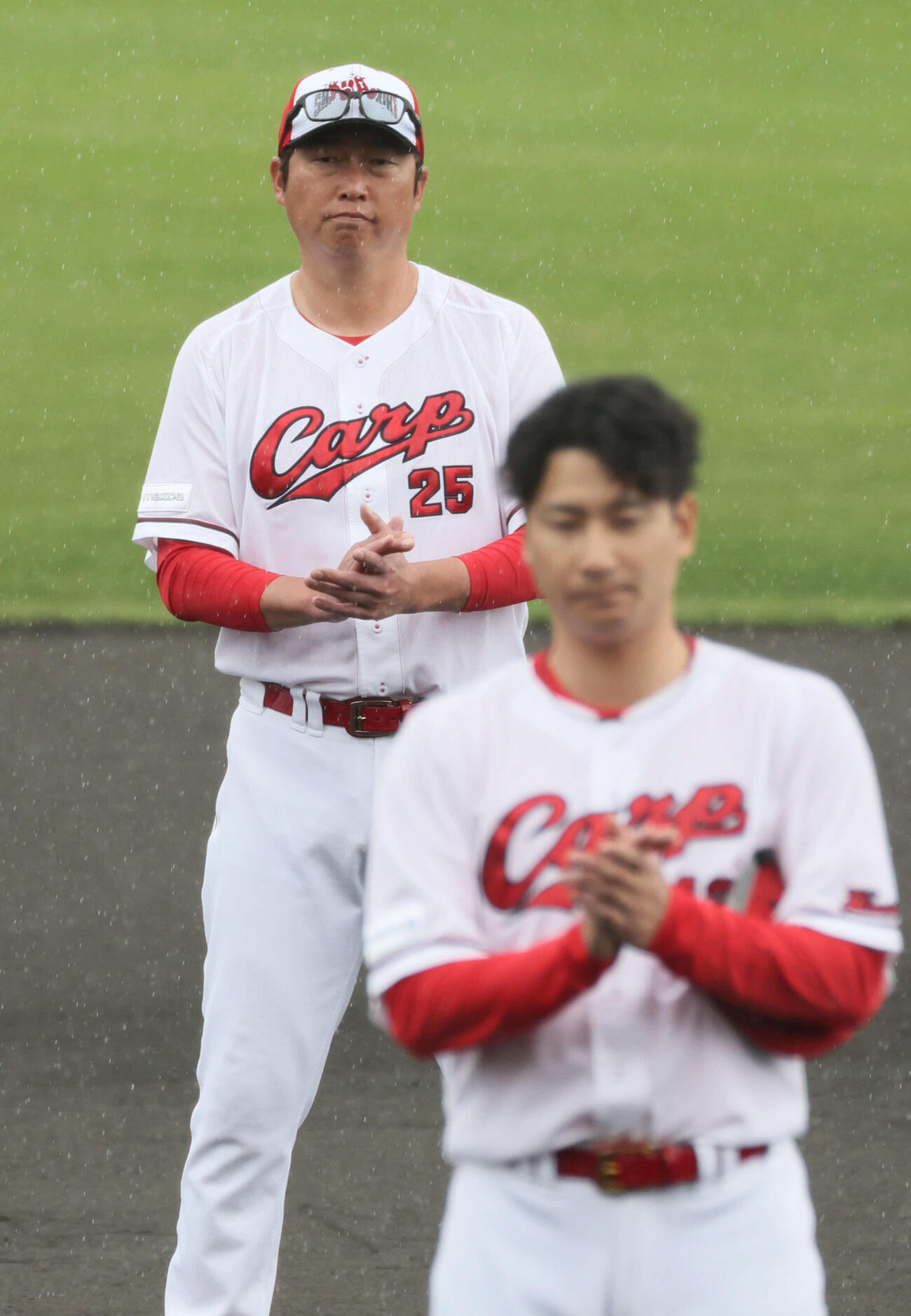 沖縄キャンプを手締めで打ち上げる広島新井監督（中央）。手前は島内選手会長（撮影・加藤孝規）