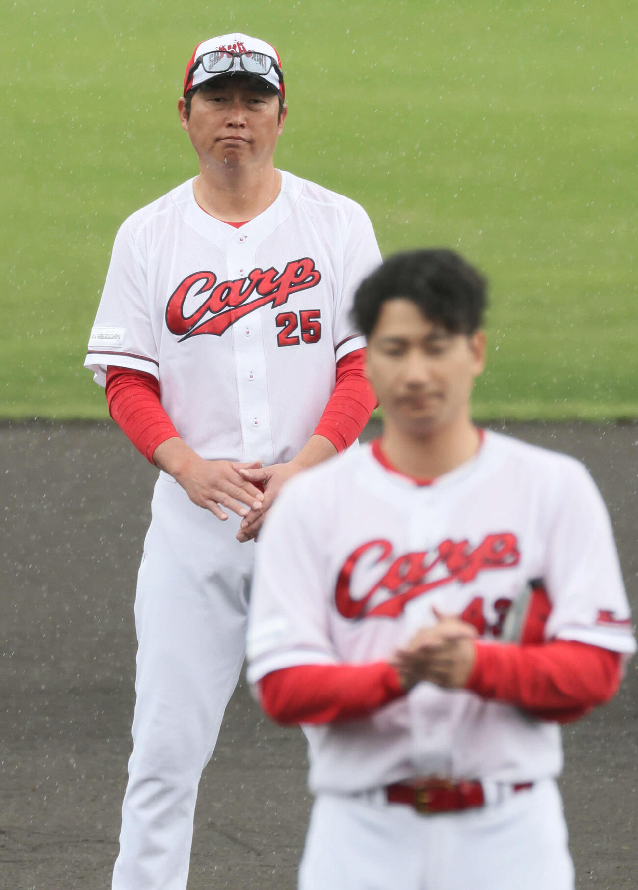 沖縄キャンプを手締めで打ち上げる広島新井監督（中央）。手前は島内選手会長（撮影・加藤孝規）