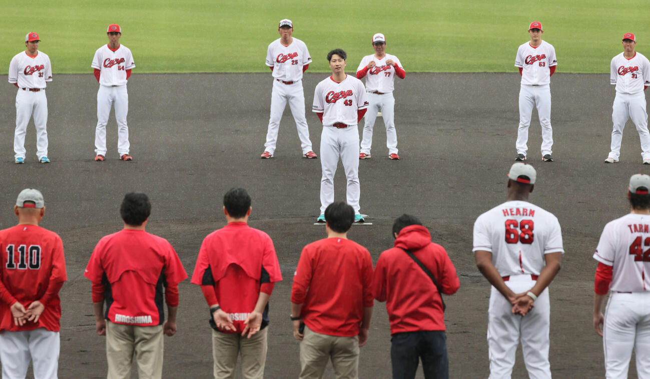 沖縄キャンプ打ち上げのあいさつする島内颯太郎選手会長（中央）。左後ろは新井貴浩監督（撮影・加藤孝規）