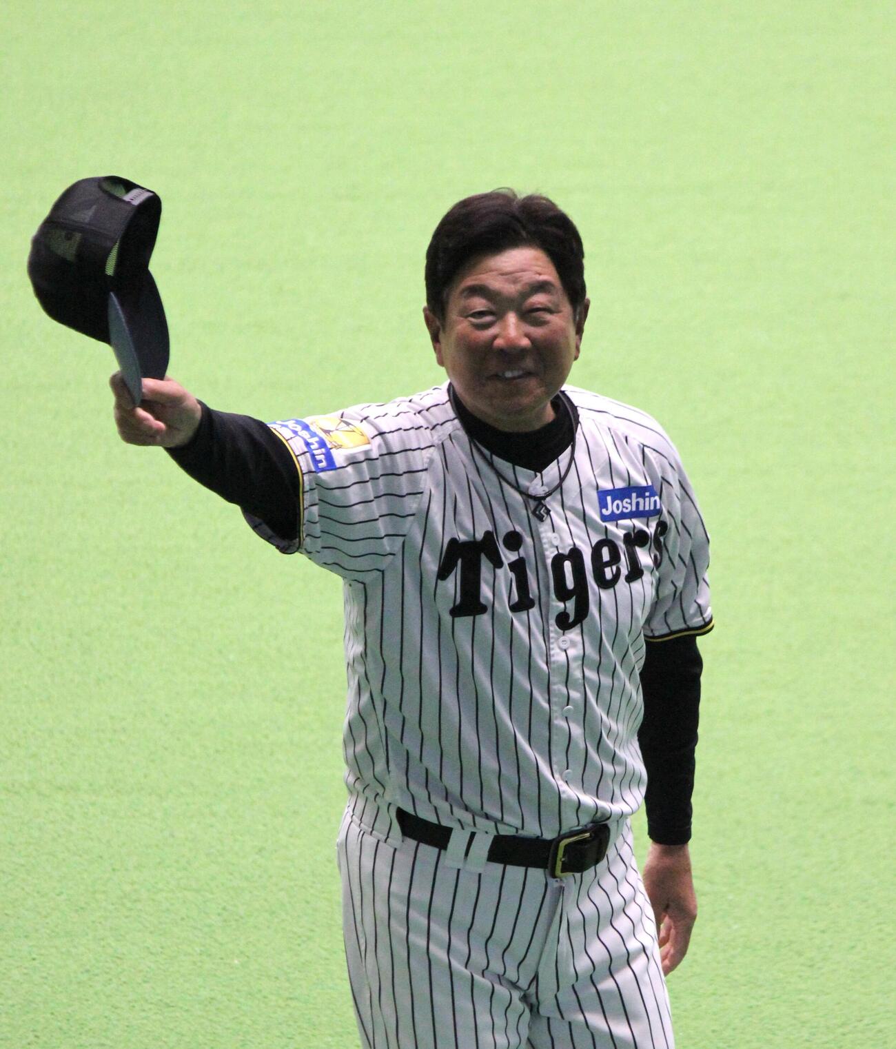 笑顔でうるま市関係者に手を振る平田2軍監督（撮影・柏原誠）＝2026年2月25日