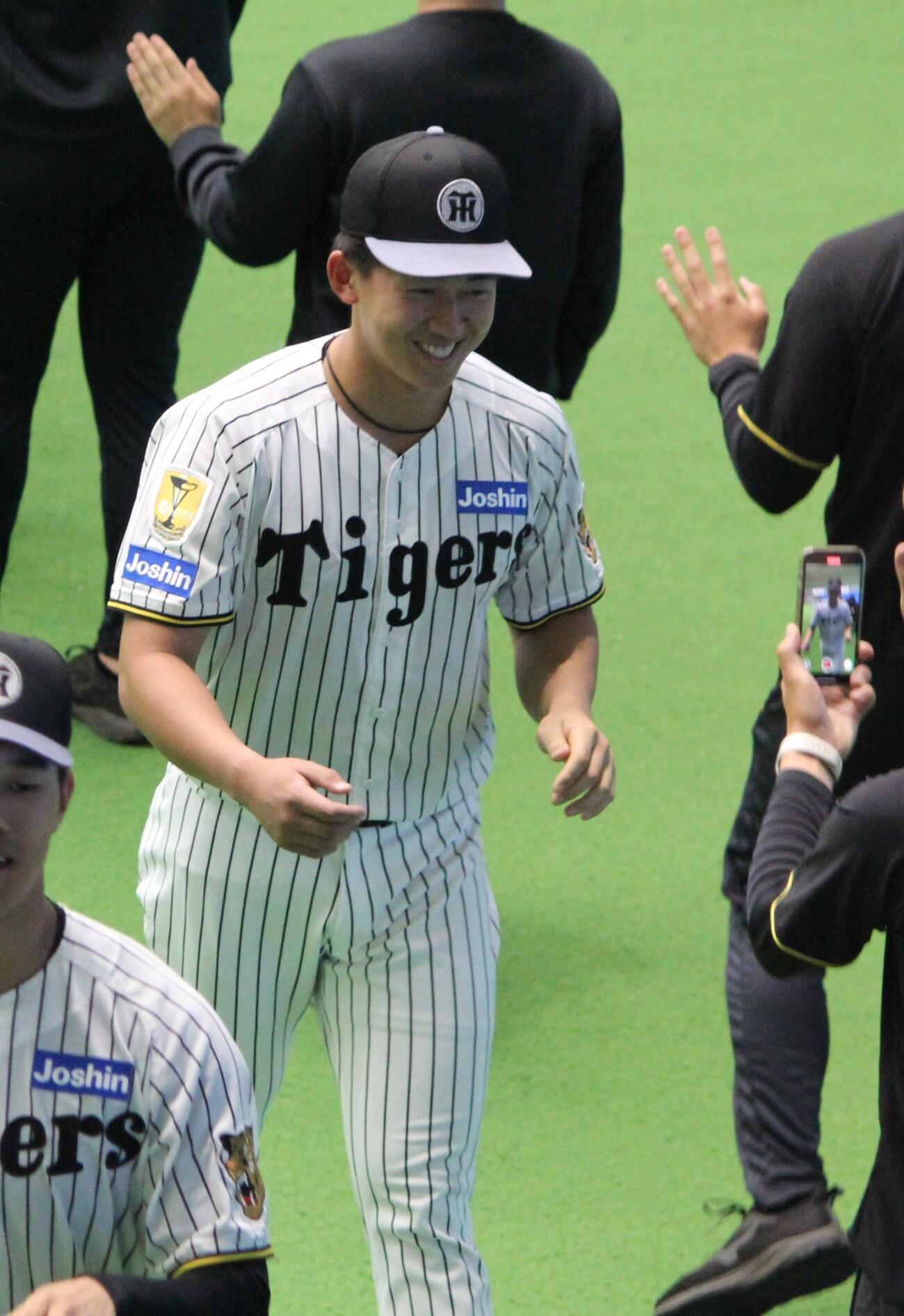 キャンプ終了の儀式で笑顔を見せる阪神立石（撮影・柏原誠）＝2026年2月25日