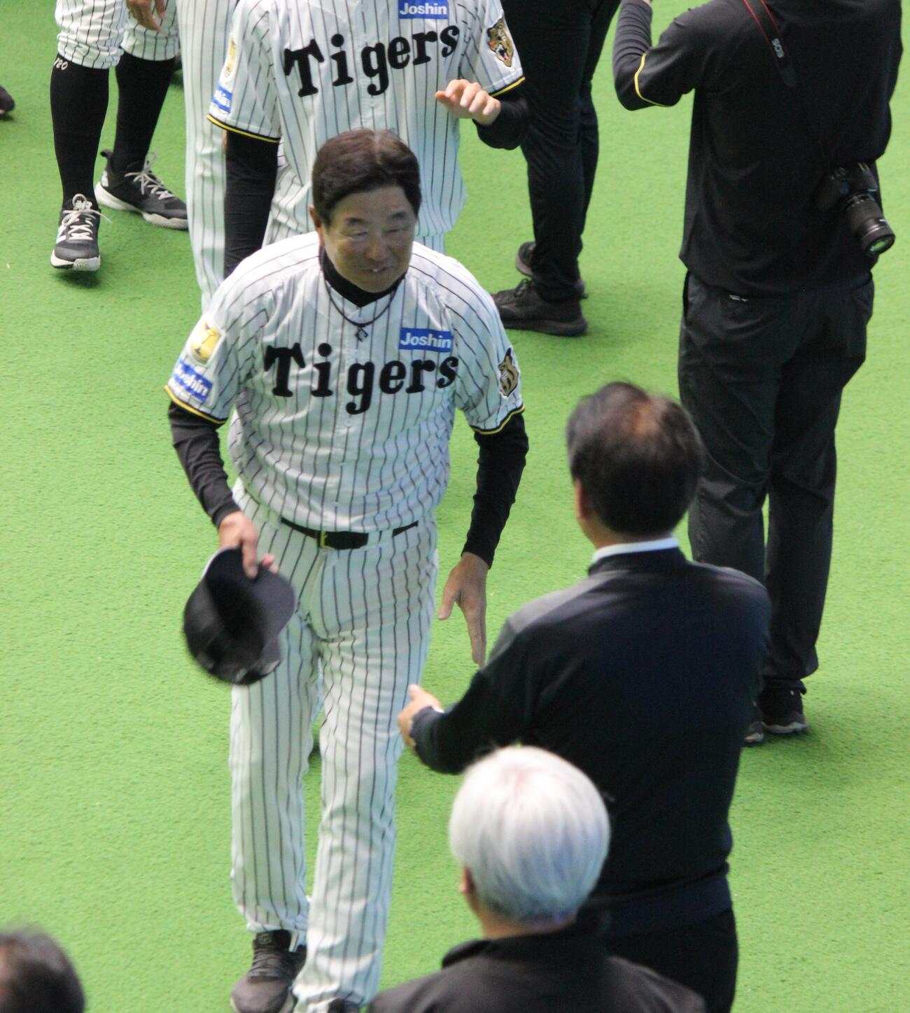 具志川キャンプ最終日にうるま市の中村市長にあいさつする平田2軍監督（撮影・柏原誠）＝2026年2月25日