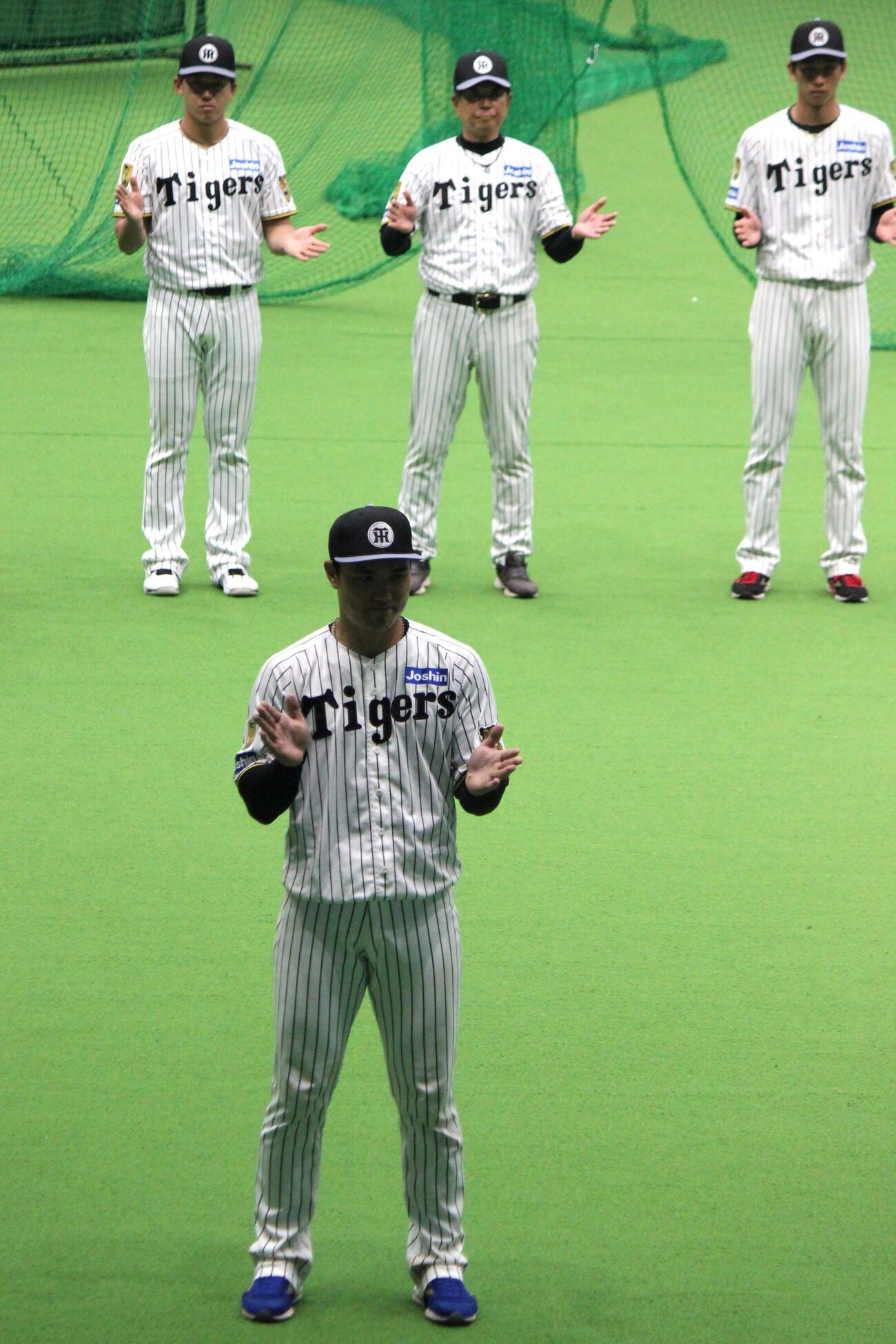 具志川キャンプ最終日に手締めの音頭をとる阪神栄枝（手前）と後方左から立石、平田2軍監督、今朝丸（撮影・柏原誠）
