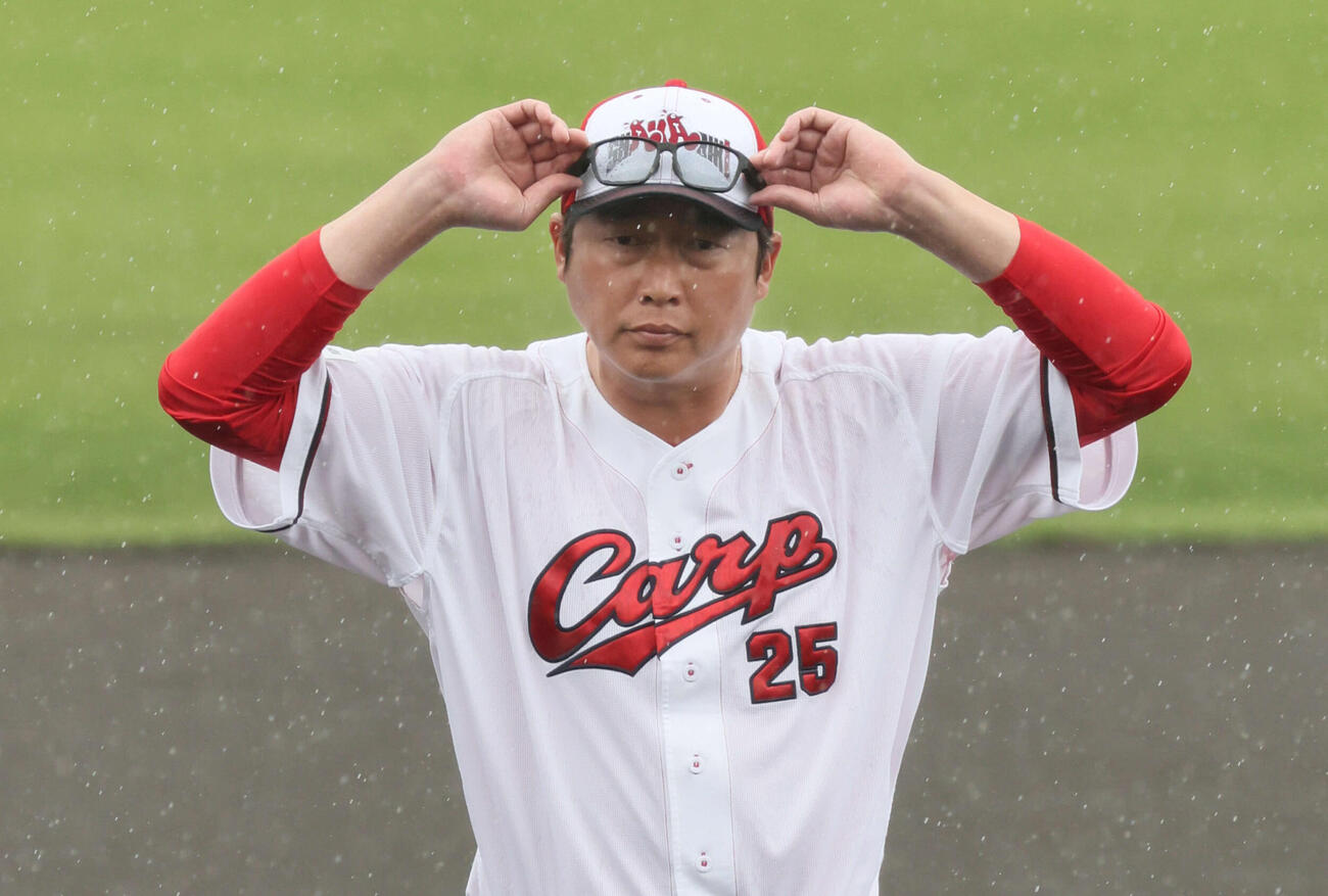 キャンプを打ち上げた新井貴浩監督（撮影・加藤孝規）