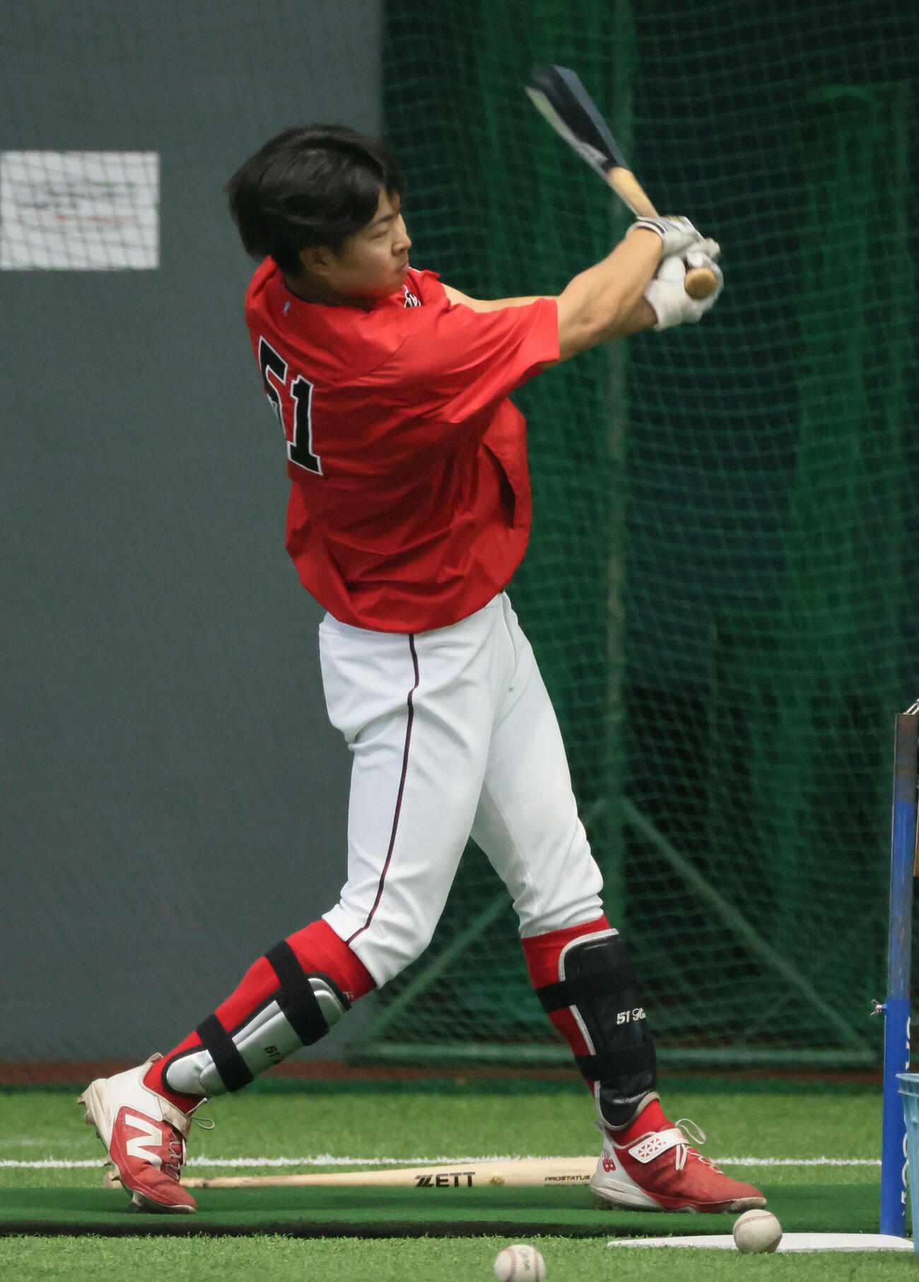 ティー打撃練習をする広島平川（撮影・加藤孝規）