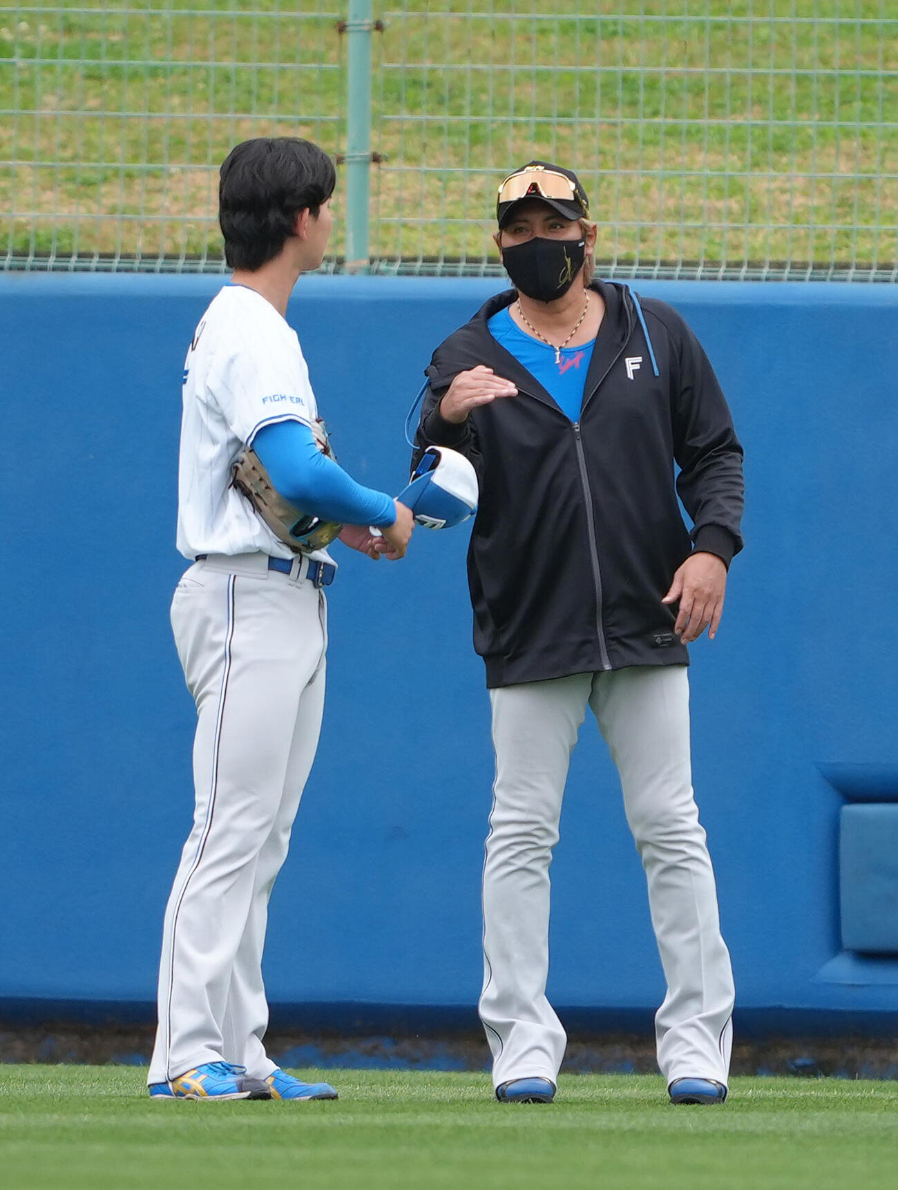 練習中、日本ハム浅利（左）に声をかける新庄監督（撮影・足立雅史）