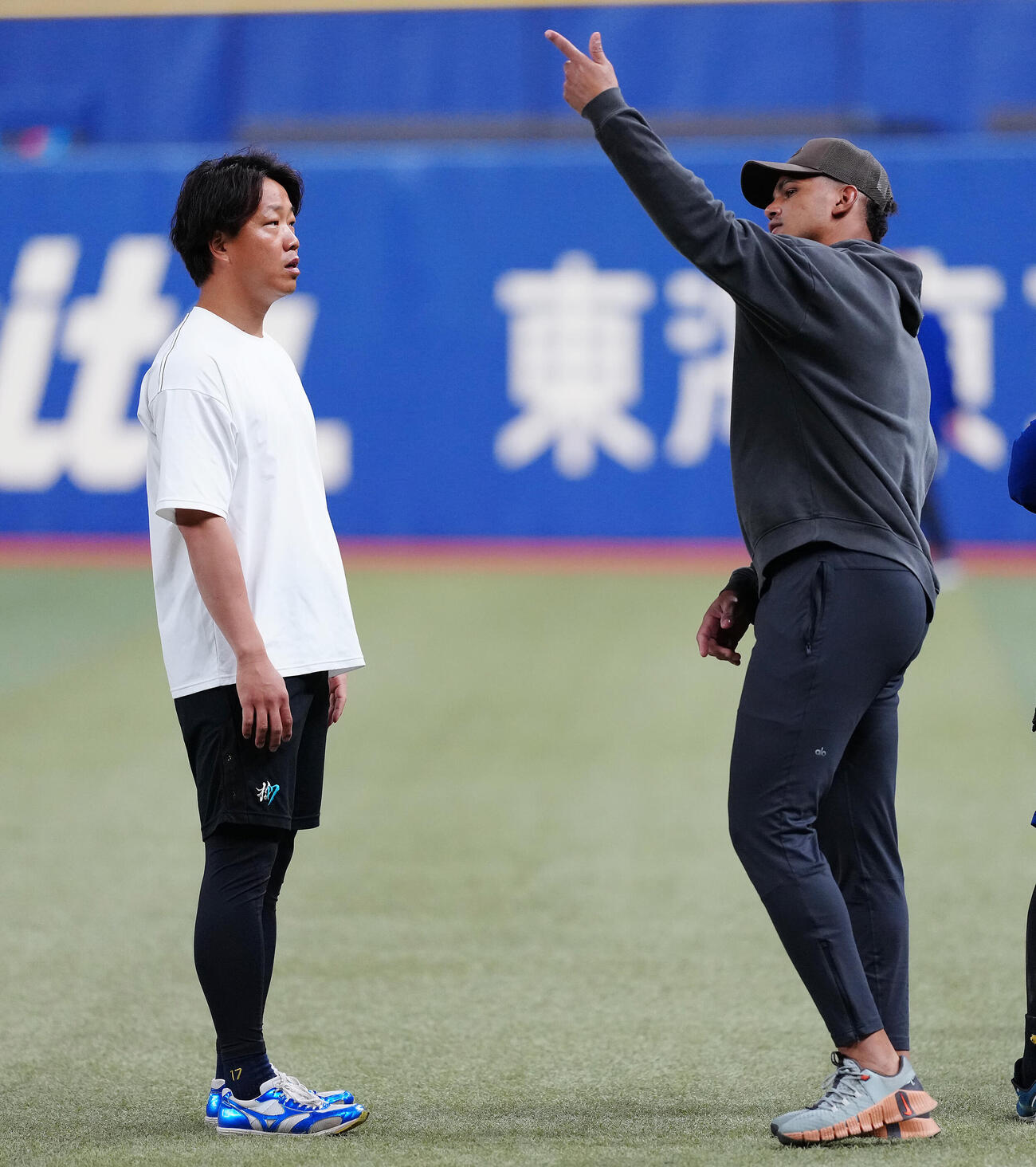 練習中に言葉を交わす中日柳（左）とアブレウ（撮影・垰建太）