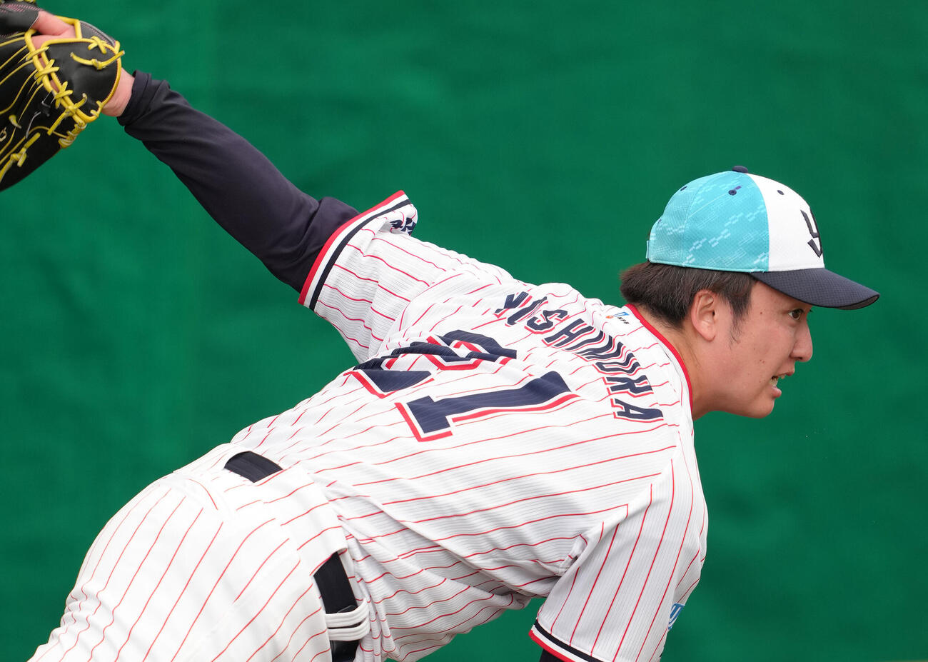 ブルペン投球ヤクルト吉村（撮影・足立雅史）