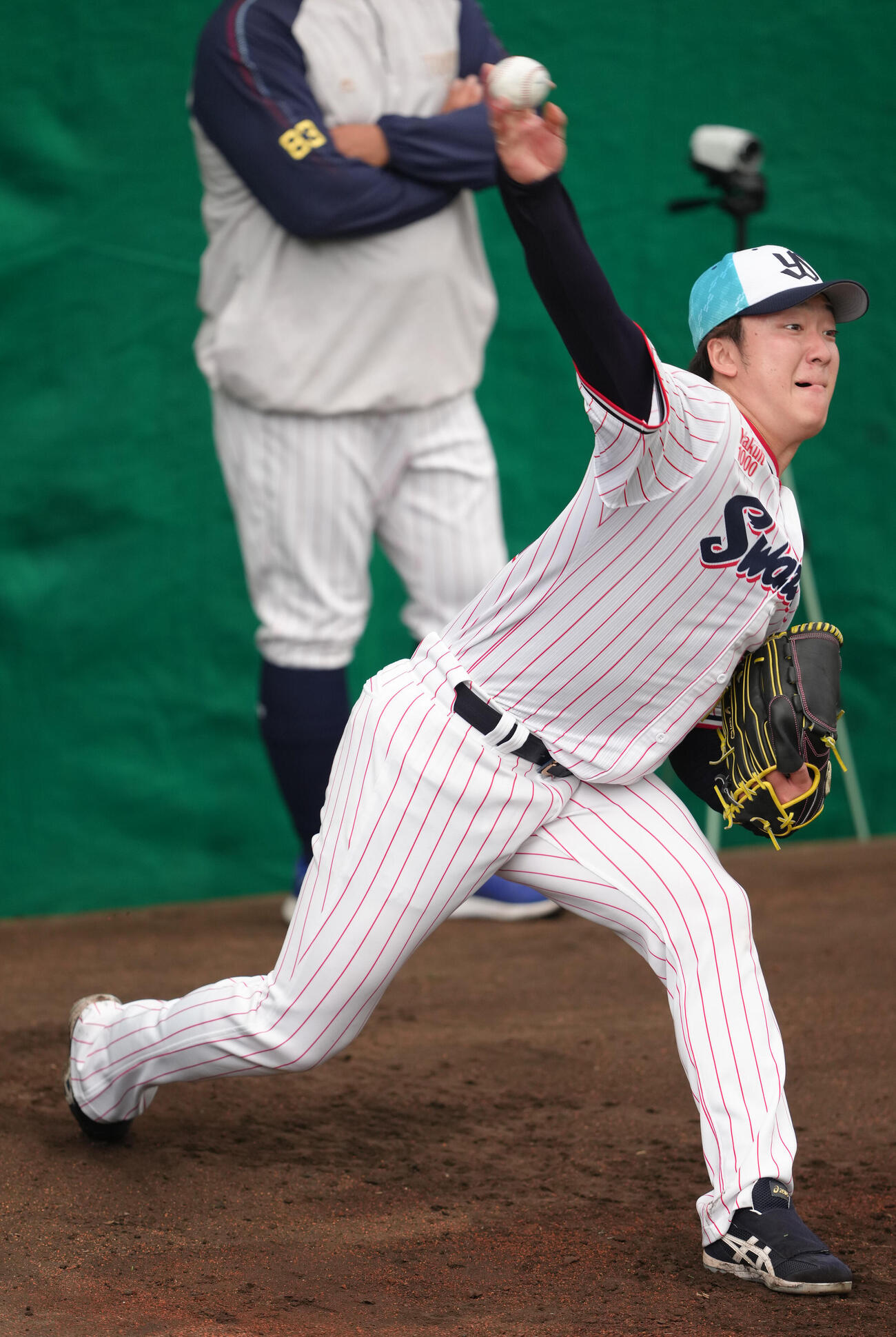 ブルペン投球ヤクルト吉村（撮影・足立雅史）