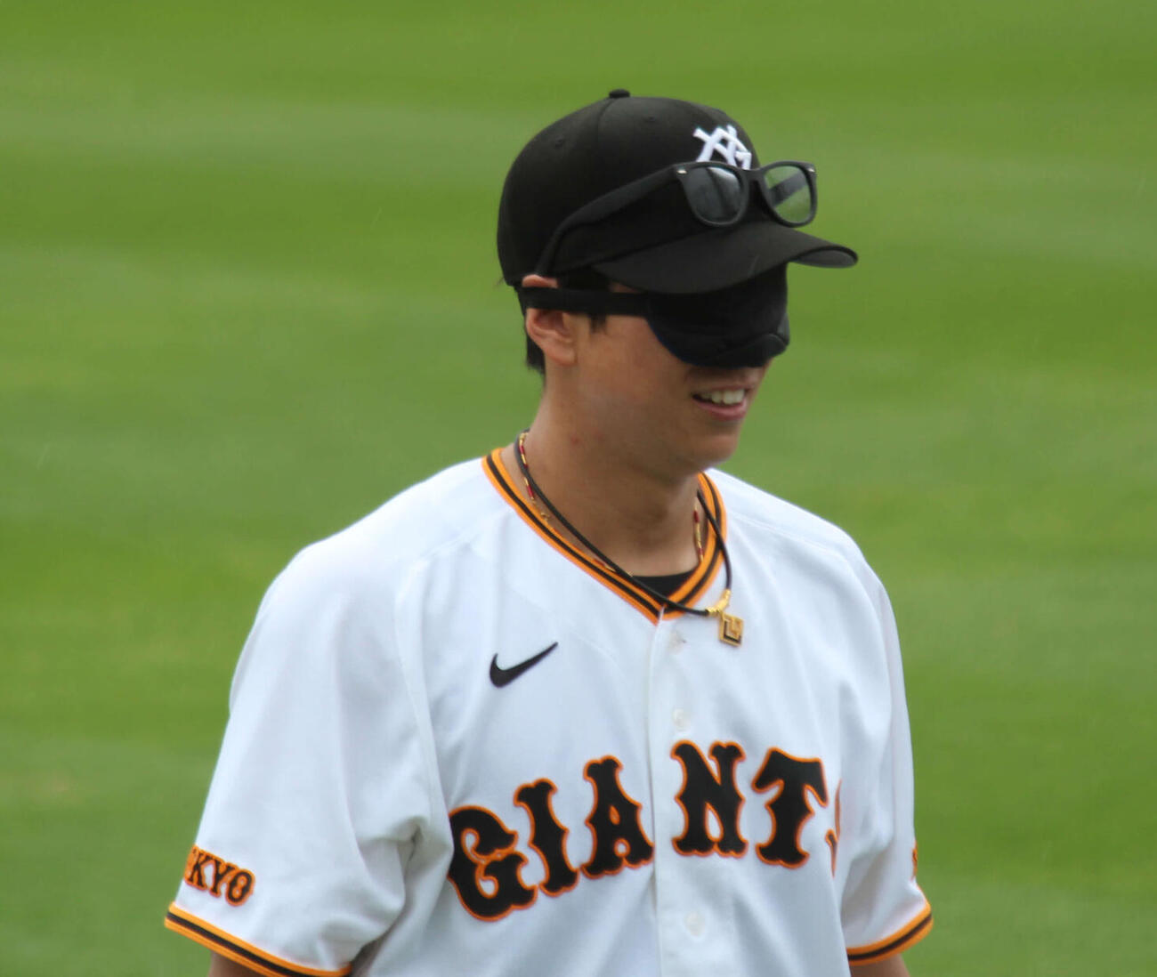 アイマスクを着用する松本
