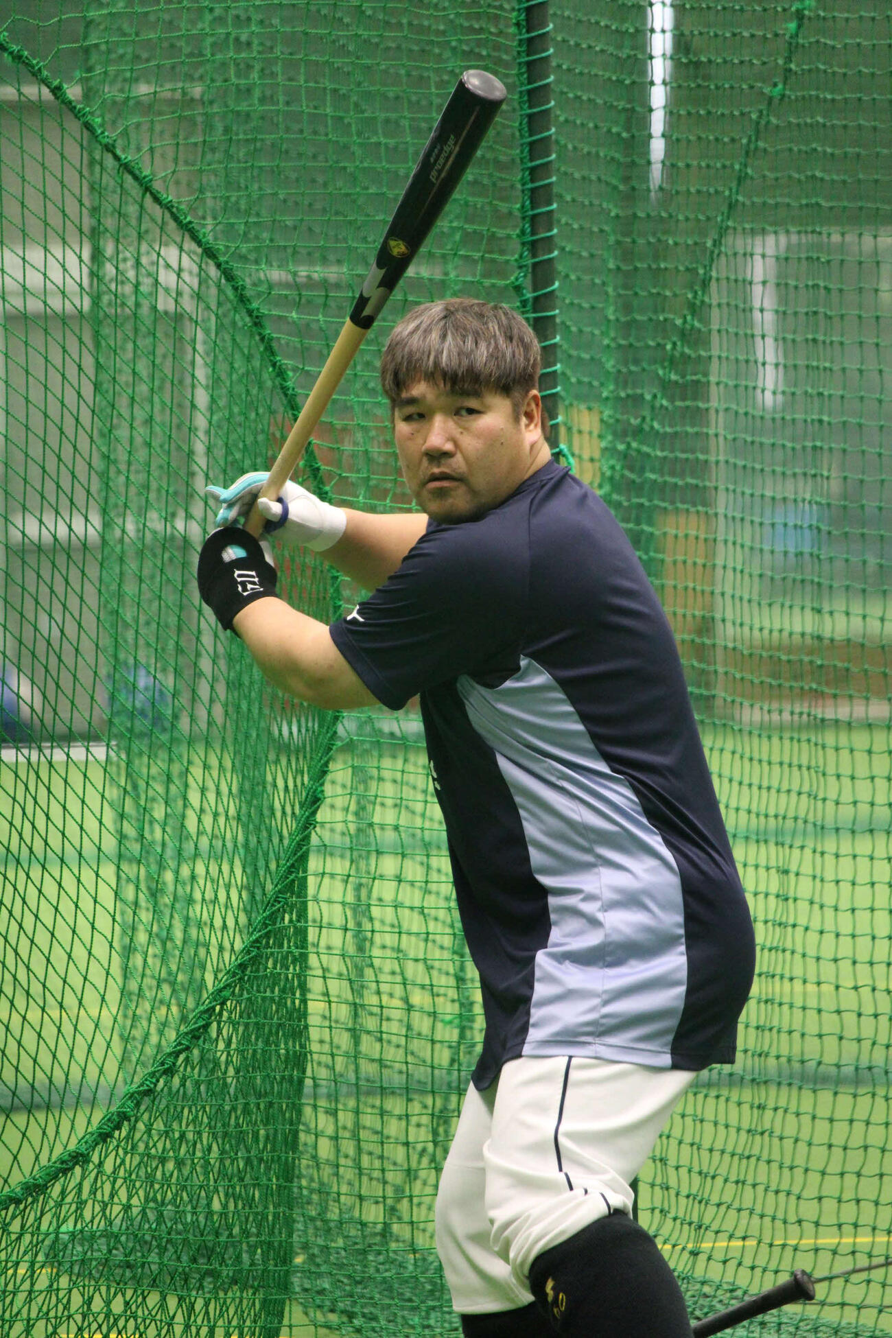 半袖で打ち込む西武中村剛（26年2月撮影）