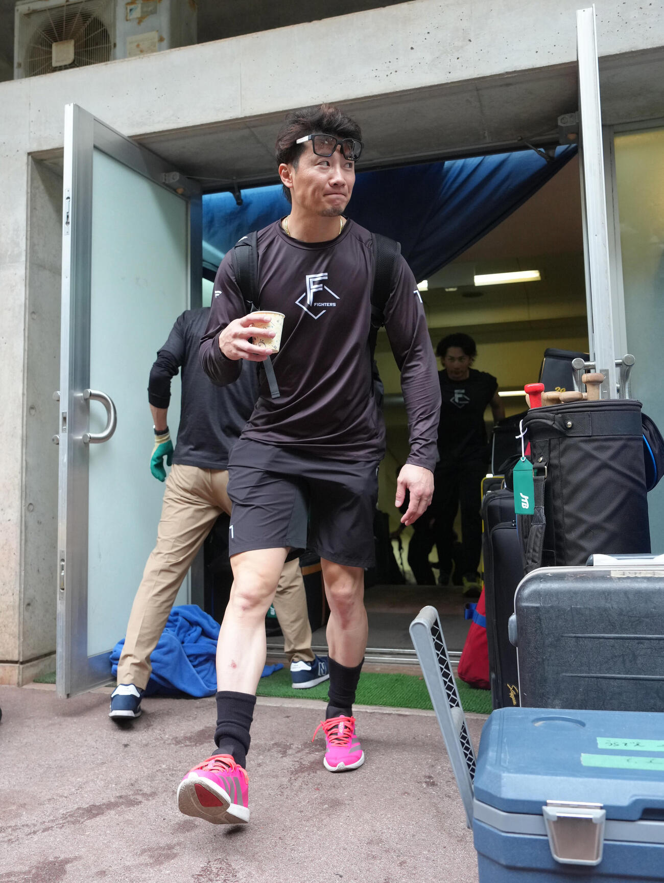 練習試合が中止となり球場を後にする日本ハム西川（撮影・足立雅史）