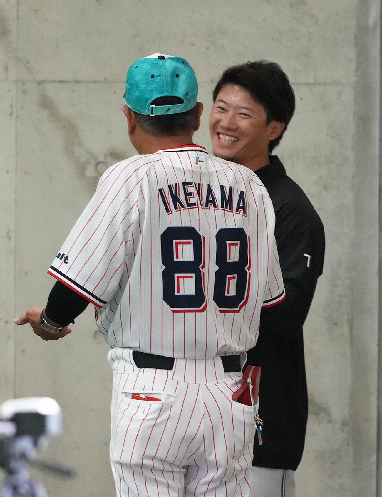 練習中、ヤクルト池山監督（手前）と談笑する日本ハム西川（撮影・足立雅史）