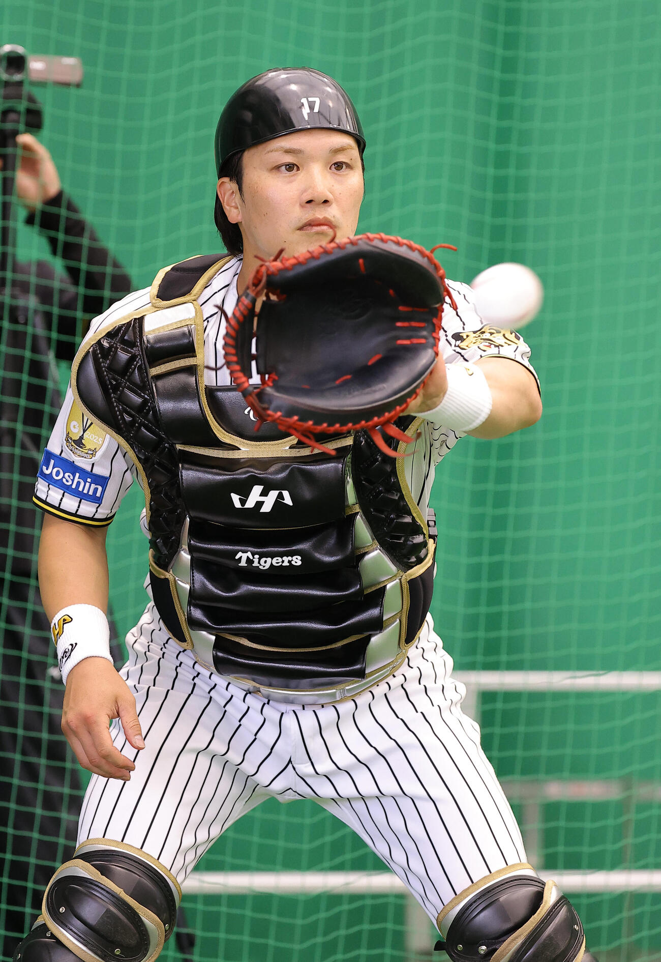 ブルペンで投球を捕球する伏見（撮影・上田博志）