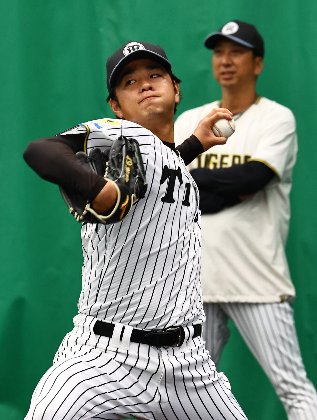 藤川監督（右）のチェックを受けながら投球練習をする高橋（撮影・上田博志）