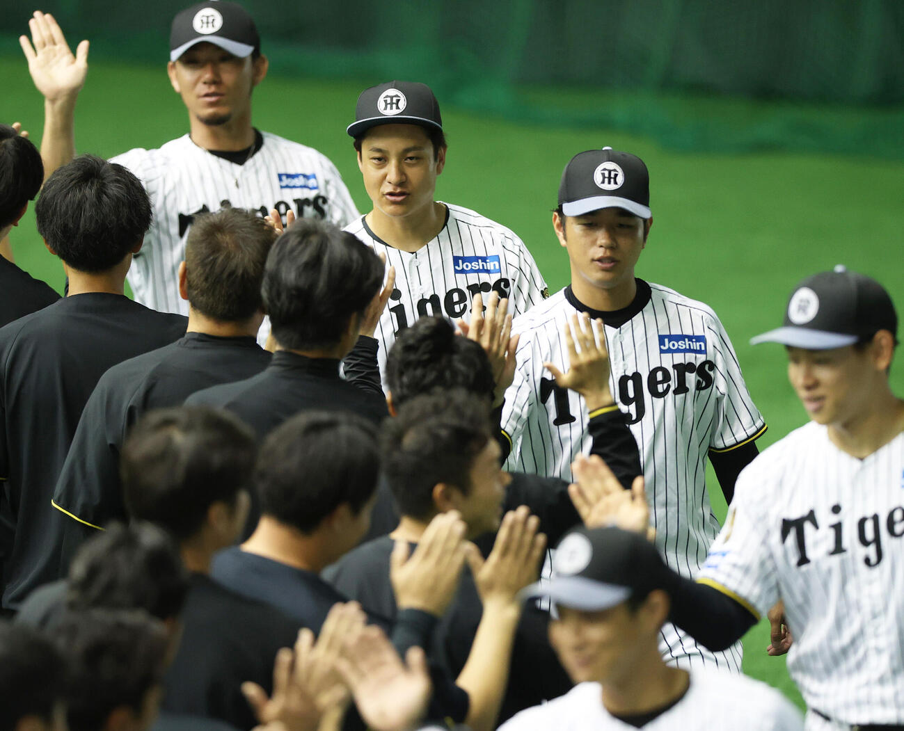 宜野座キャンプを打ち上げスタッフらとタッチをかわす阪神高橋（左から3人目）。左から伊藤将、大竹、一人おいて早川（撮影・上山淳一）