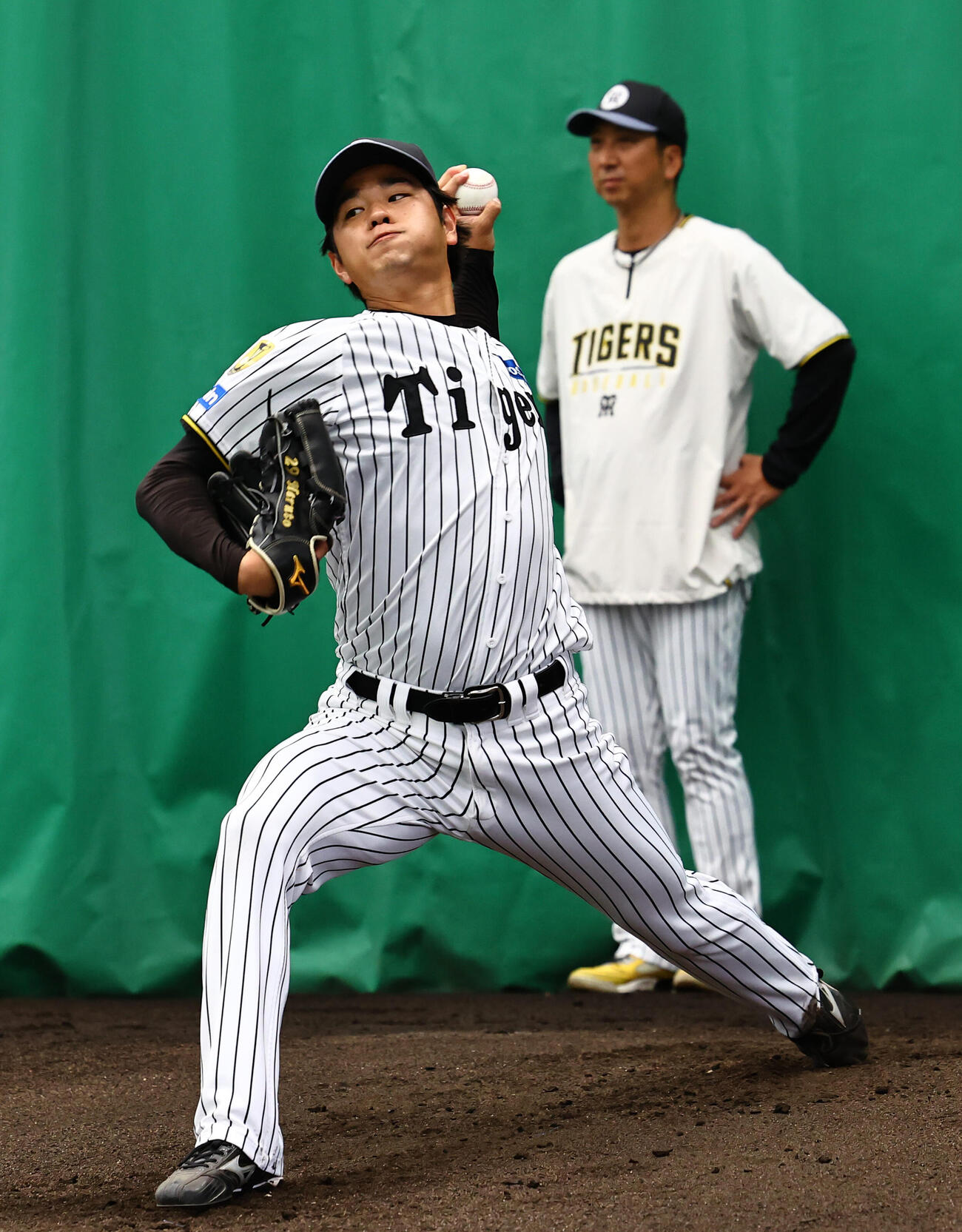 藤川監督（右）のチェックを受けながら投球練習をする高橋（撮影・上田博志）