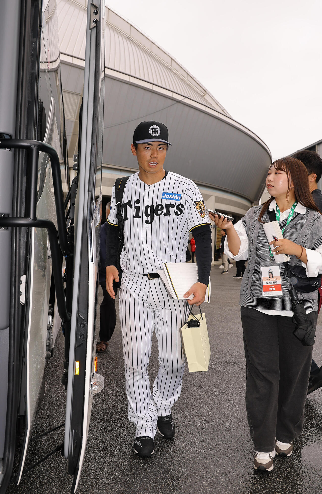 バイトするならエントリー宜野座スタジアムを引き揚げる谷端（撮影・上田博志）