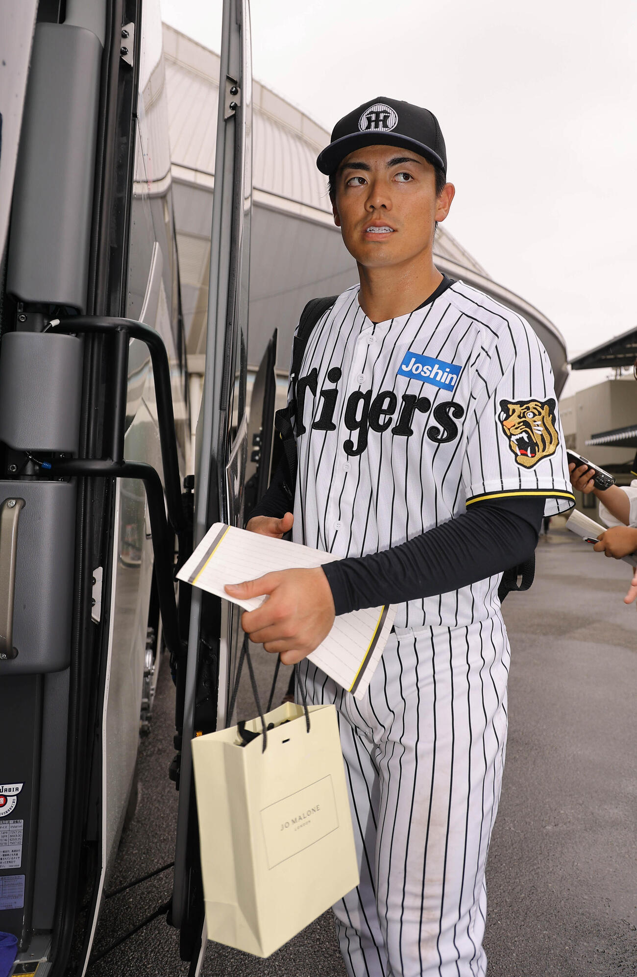 バイトするならエントリー宜野座スタジアムを引き揚げる谷端（撮影・上田博志）
