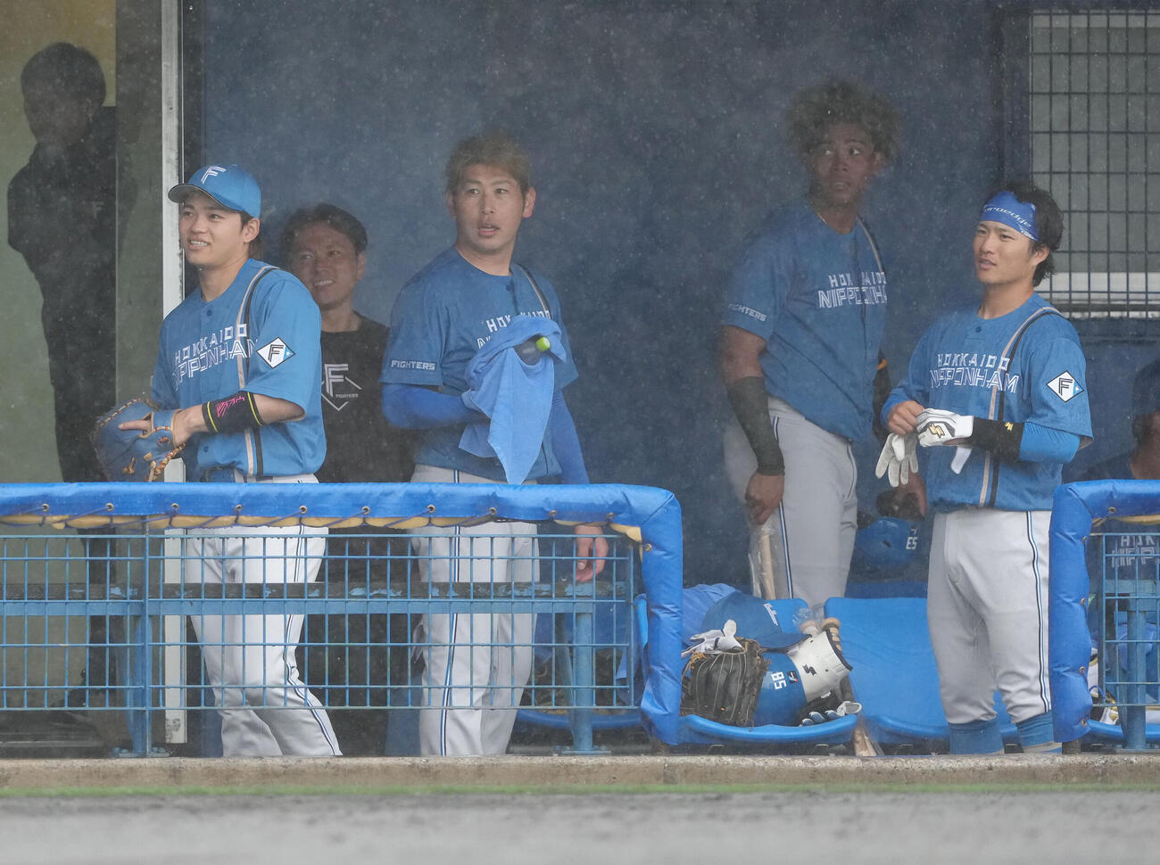 雨のため、練習試合が中止となり驚きの表情を見せる日本ハム加藤貴（中央左）（撮影・足立雅史）