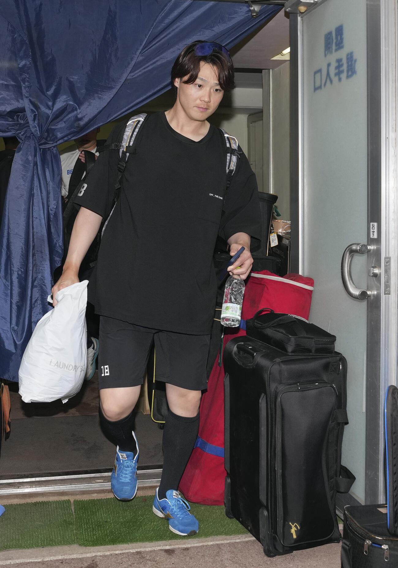 ヤクルトとの練習試合が雨天中止となり、引き揚げる日本ハム山崎（共同）