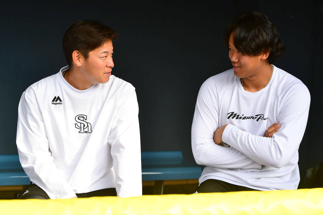 ベンチで談笑するソフトバンク鈴木豪（左）と稲川（撮影・岩下翔太）