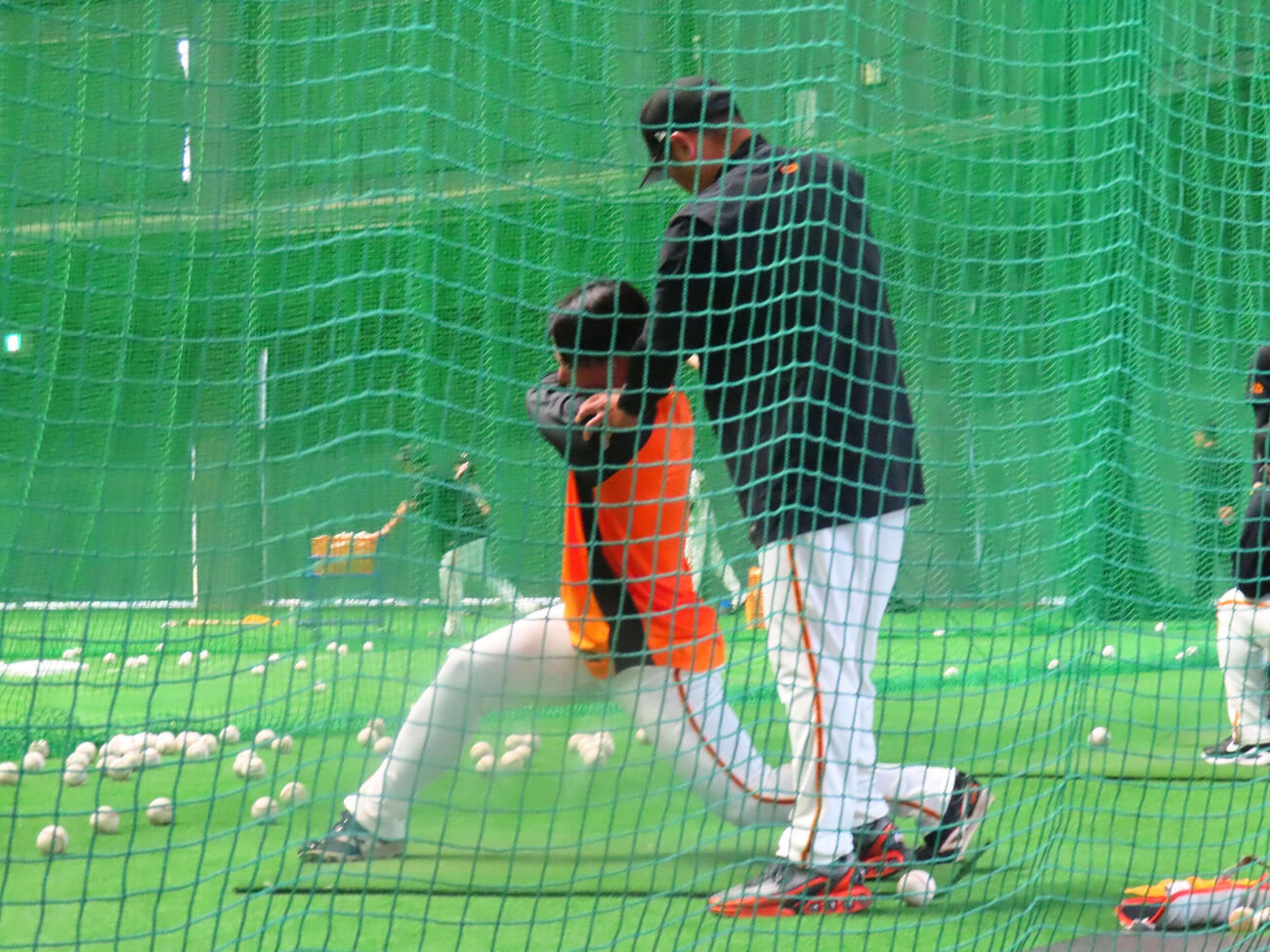 フォロースルーの形を維持する巨人皆川（左）と阿部監督（撮影・北村健龍）