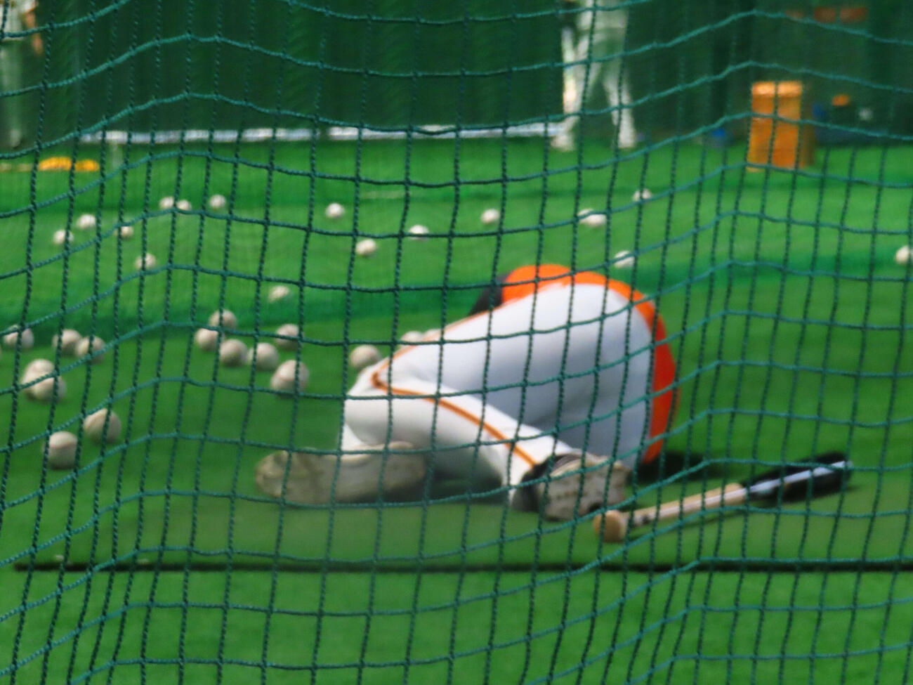股割りティー打撃を終え、倒れ込む巨人皆川（撮影・北村健龍）