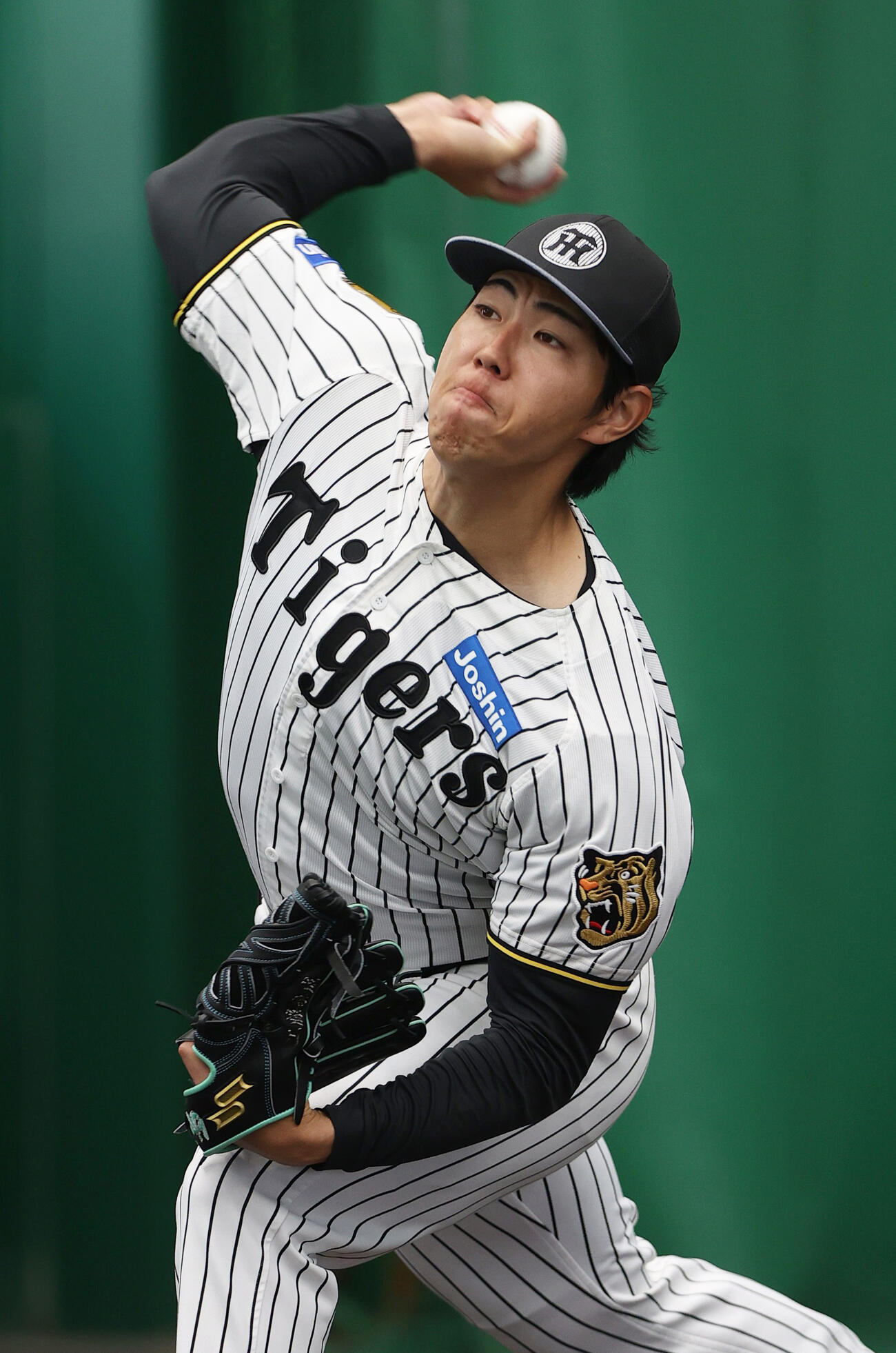 ブルペンで投球する阪神工藤（撮影・上山淳一）