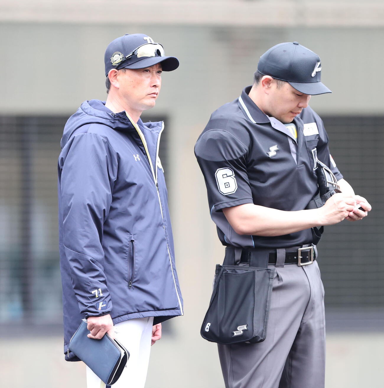オリックス対ロッテ　イニングの合間に選手交代を審判に告げるオリックス岸田監督（撮影・梅根麻紀）