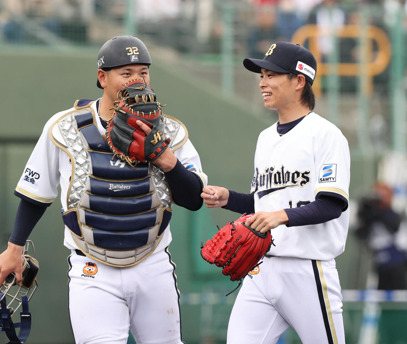 オリックス対ロッテ　先発したオリックス山岡は1回を投げ終え福永捕手と笑顔で話をしながらベンチに引き上げる（撮影・梅根麻紀）