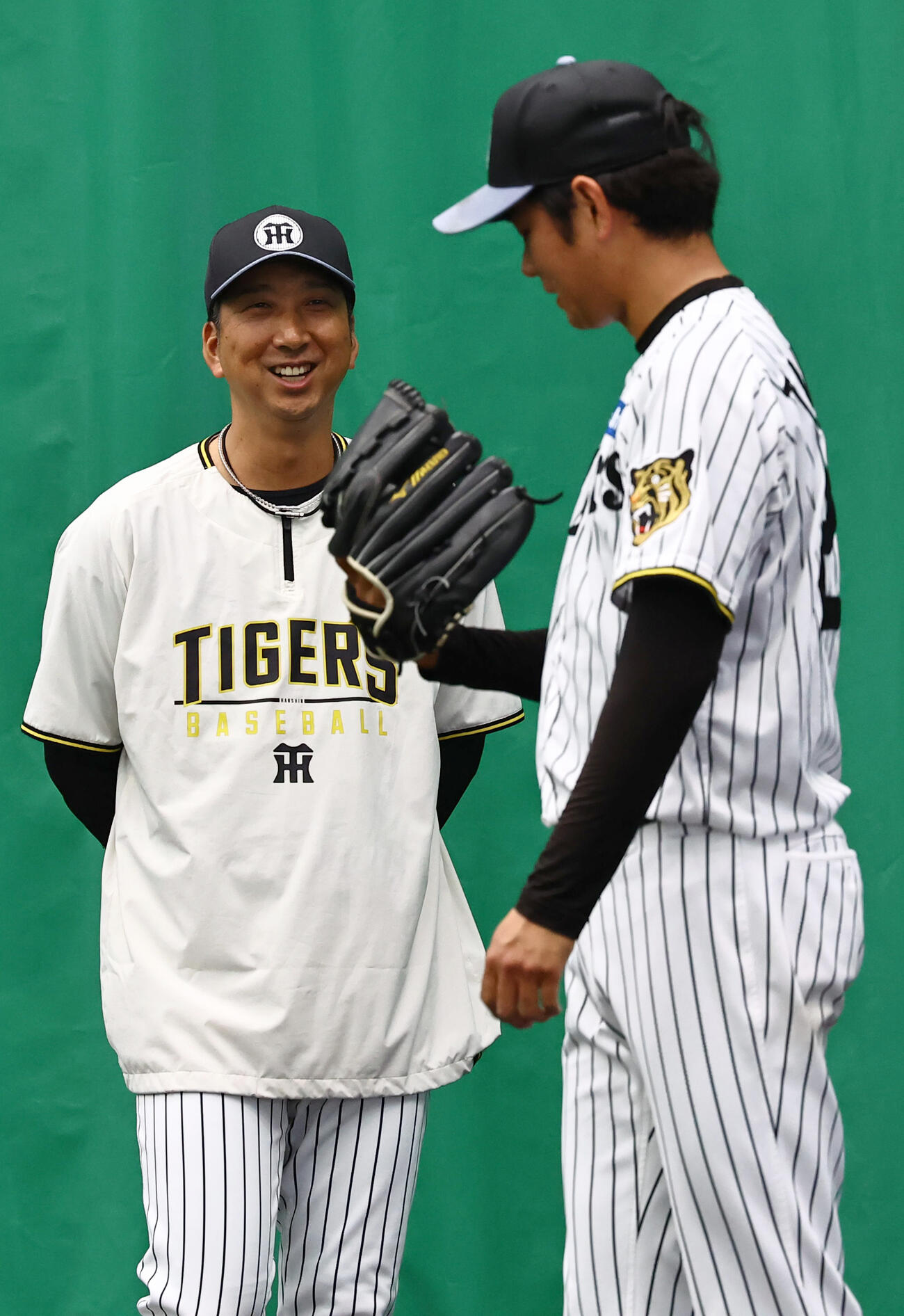 藤川監督は高橋に笑顔を見せながら話しかける（撮影・上田博志）