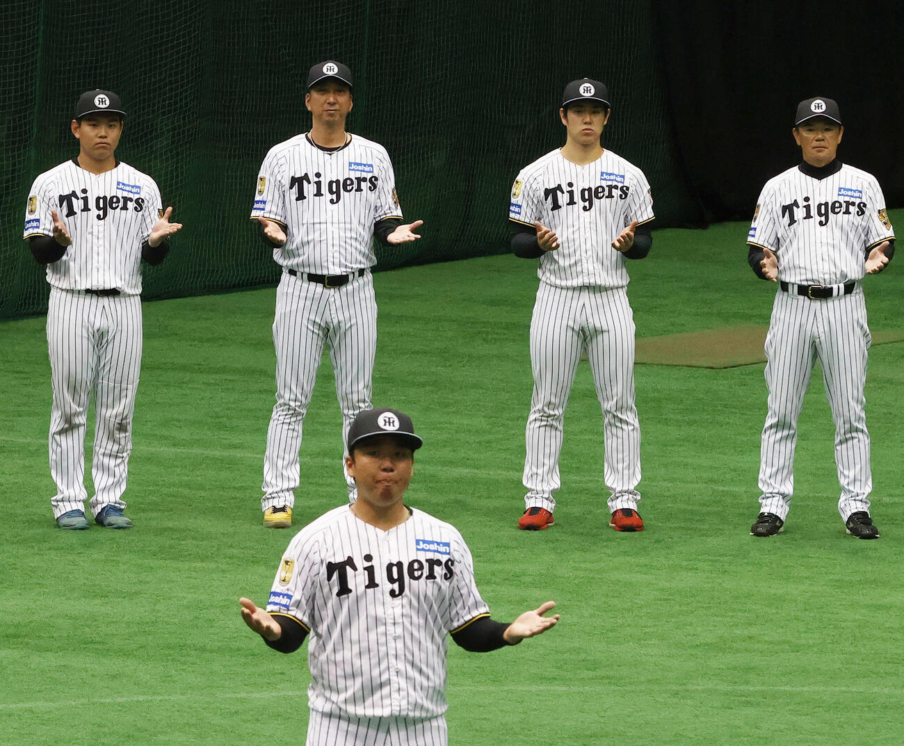 阪神村上選手会長（手前）の発声で一丁締めを行う、左から嶋村、藤川監督、石黒、和田ヘッドコーチ（撮影・上山淳一）