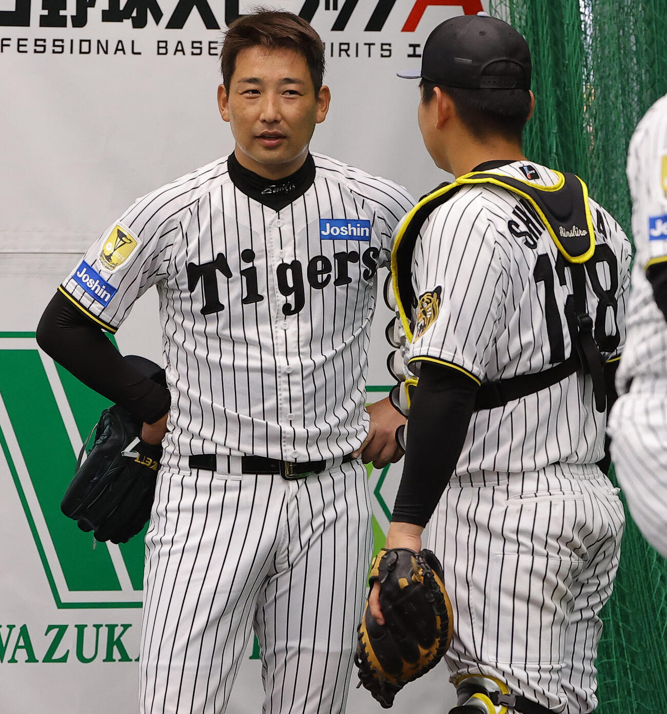 投球練習を終えた岩崎（左）は嶋村と話をする（撮影・上田博志）