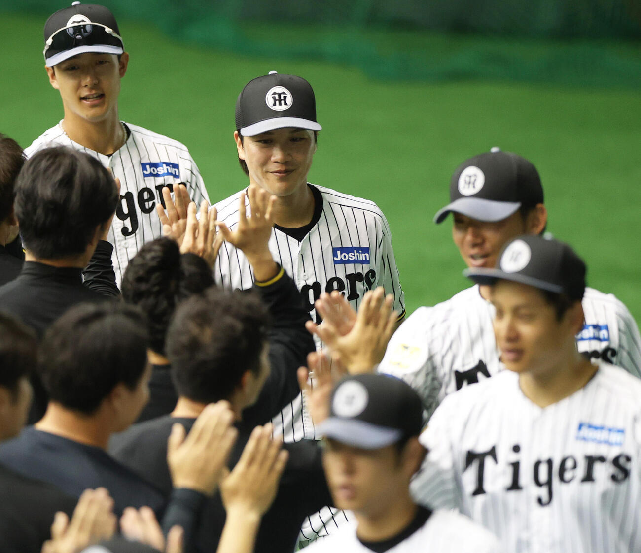 宜野座キャンプを打ち上げスタッフらとタッチをかわす阪神伏見（左から2人目）。左から小幡、一人おいて伊藤将、大竹、手前は高橋（撮影・上山淳一）
