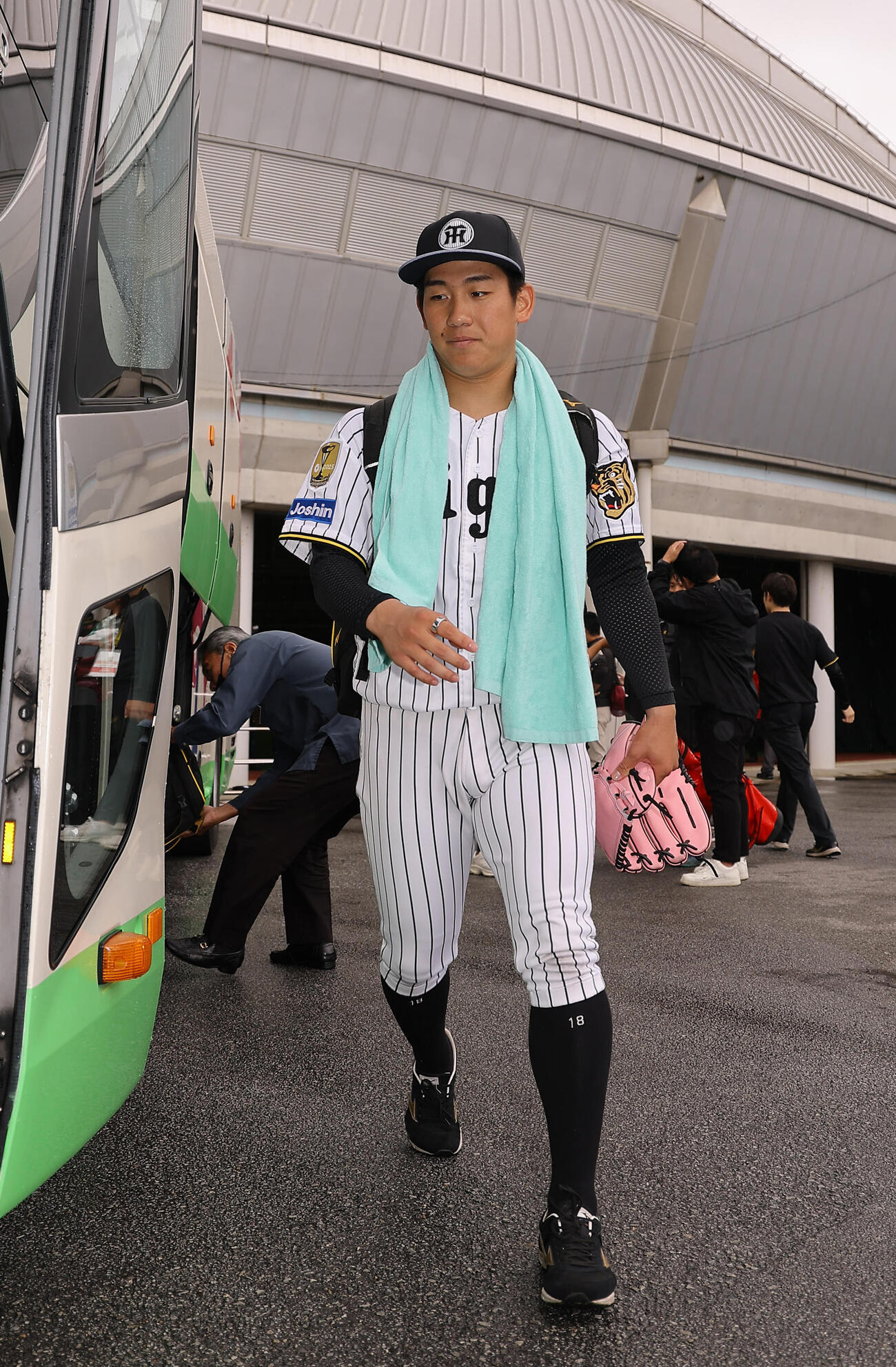 バイトするならエントリー宜野座スタジアムを引き揚げる伊原（撮影・上田博志）